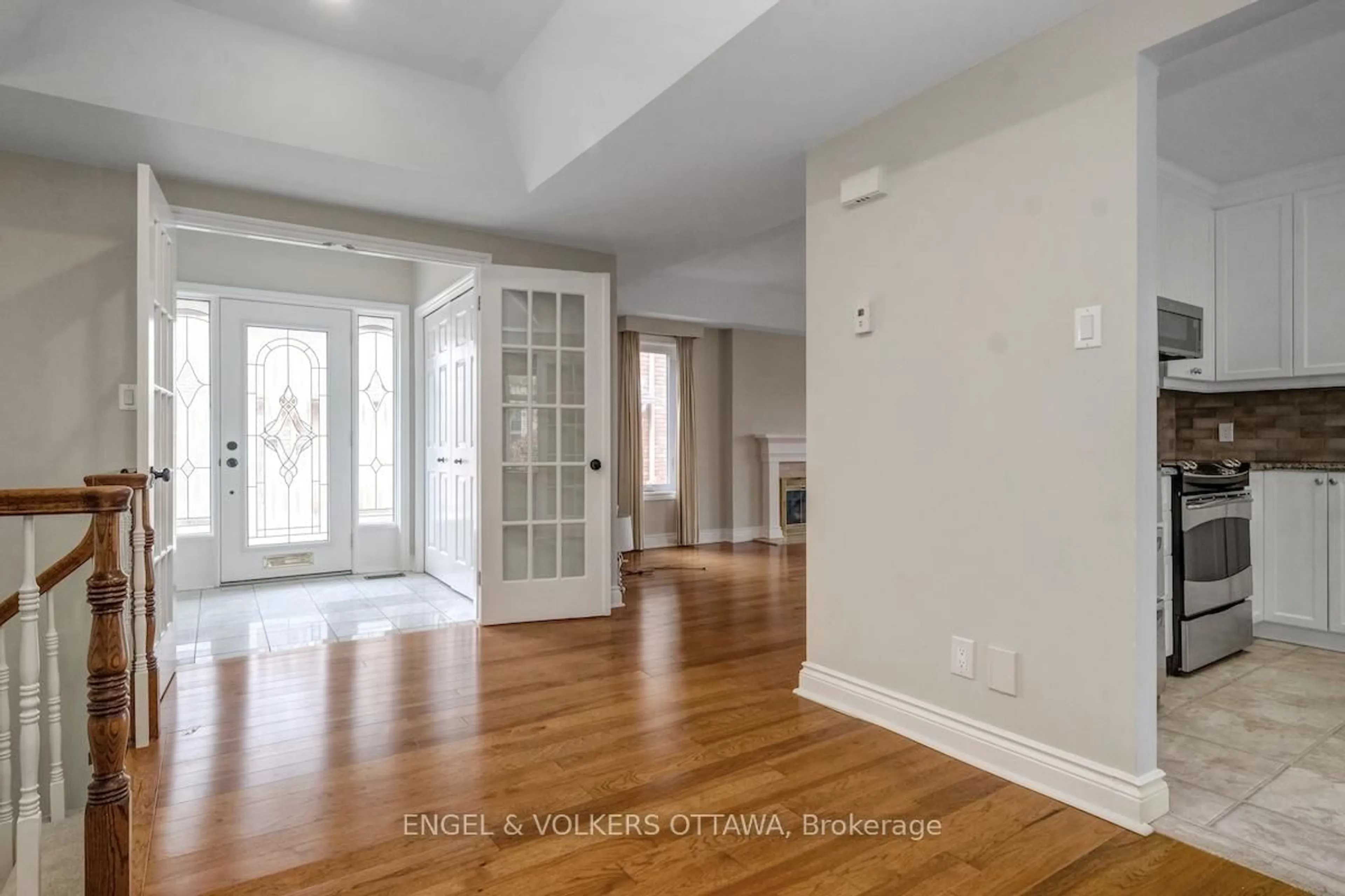 Indoor entryway for 25 Bittern Crt, Ottawa Ontario K1L 8K9