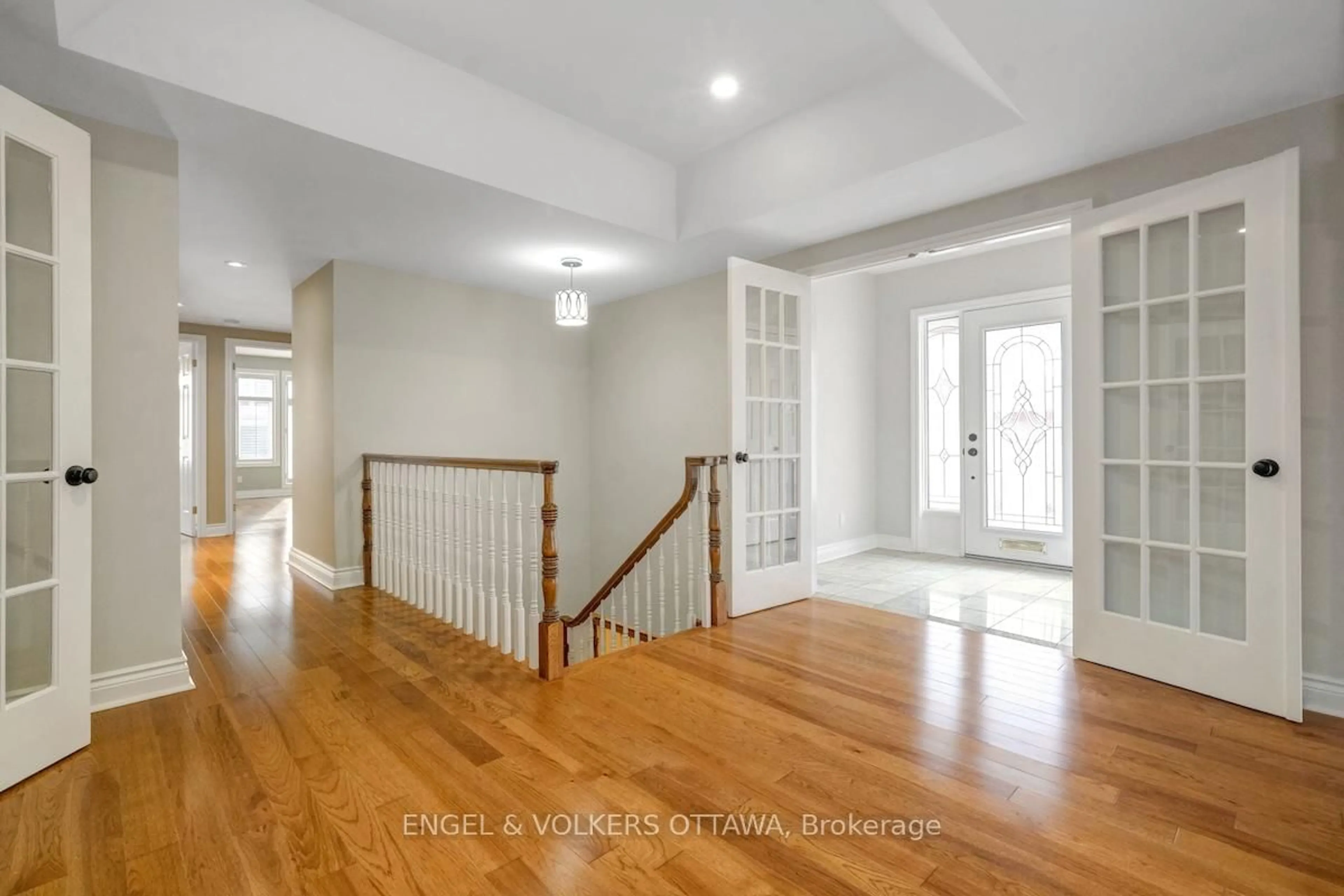 Indoor foyer for 25 Bittern Crt, Ottawa Ontario K1L 8K9