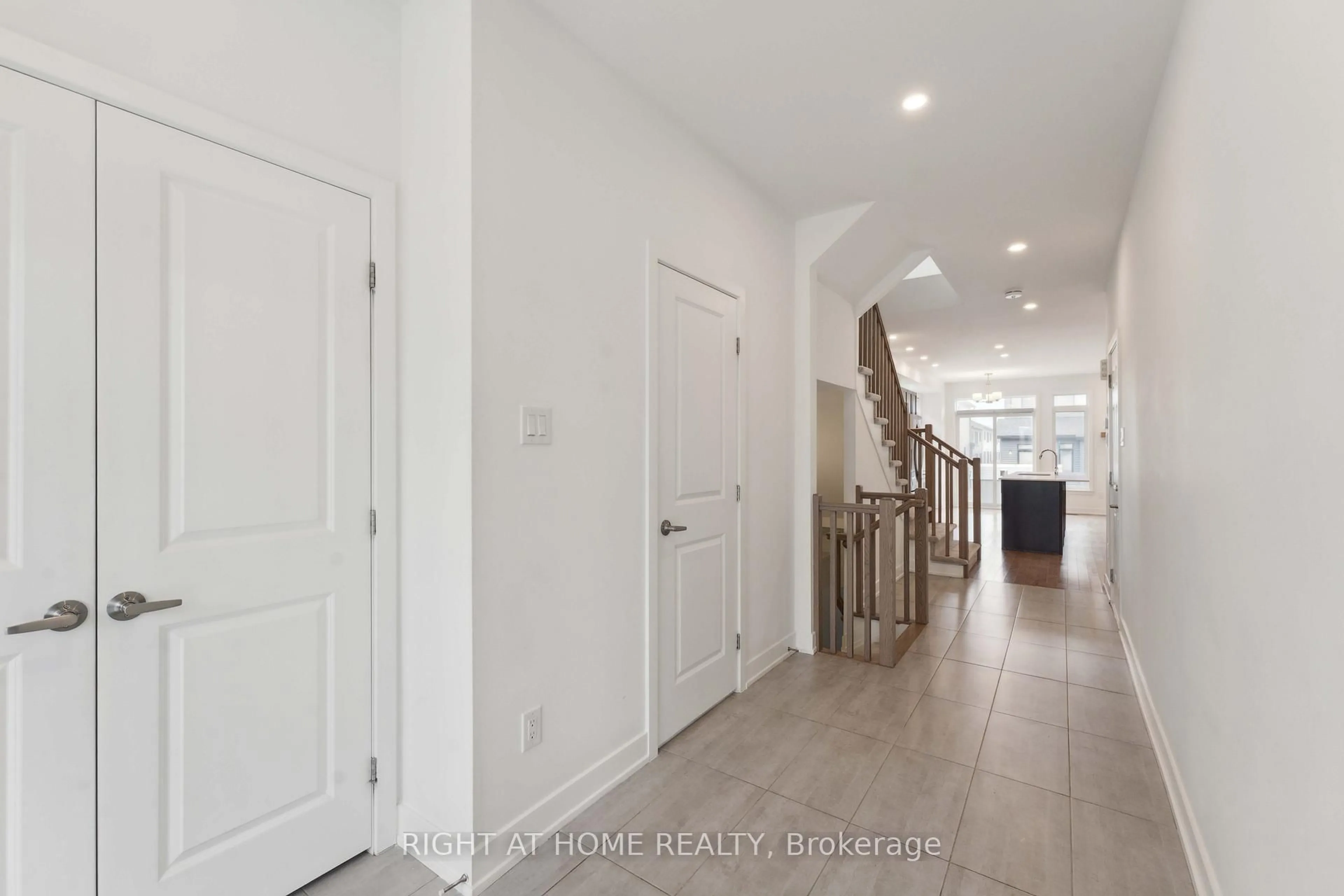 Indoor entryway for 16 Nettle Cres, Ottawa Ontario K1T 0W8
