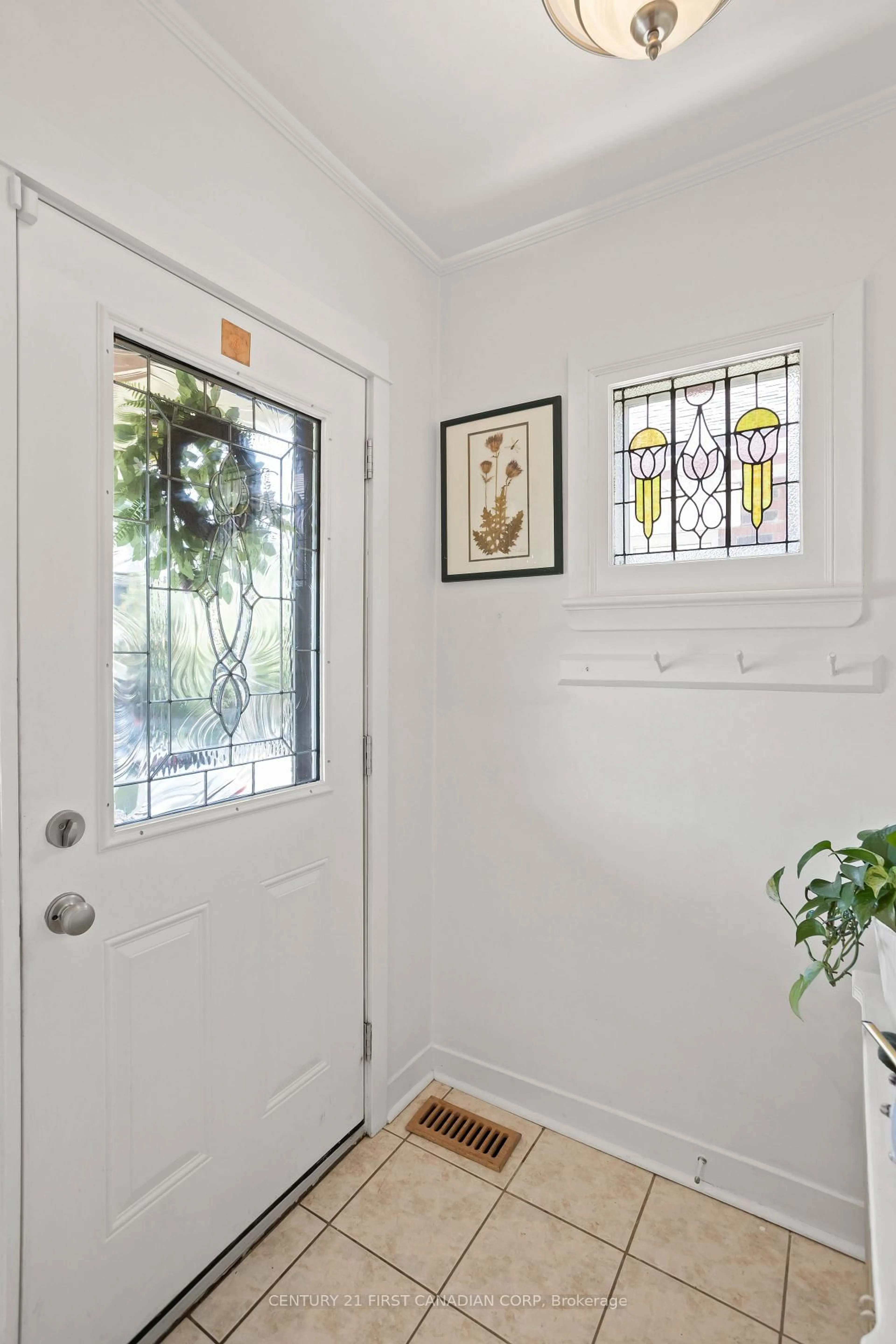 Indoor entryway for 872 Lovett St, London East Ontario N5Z 1N5