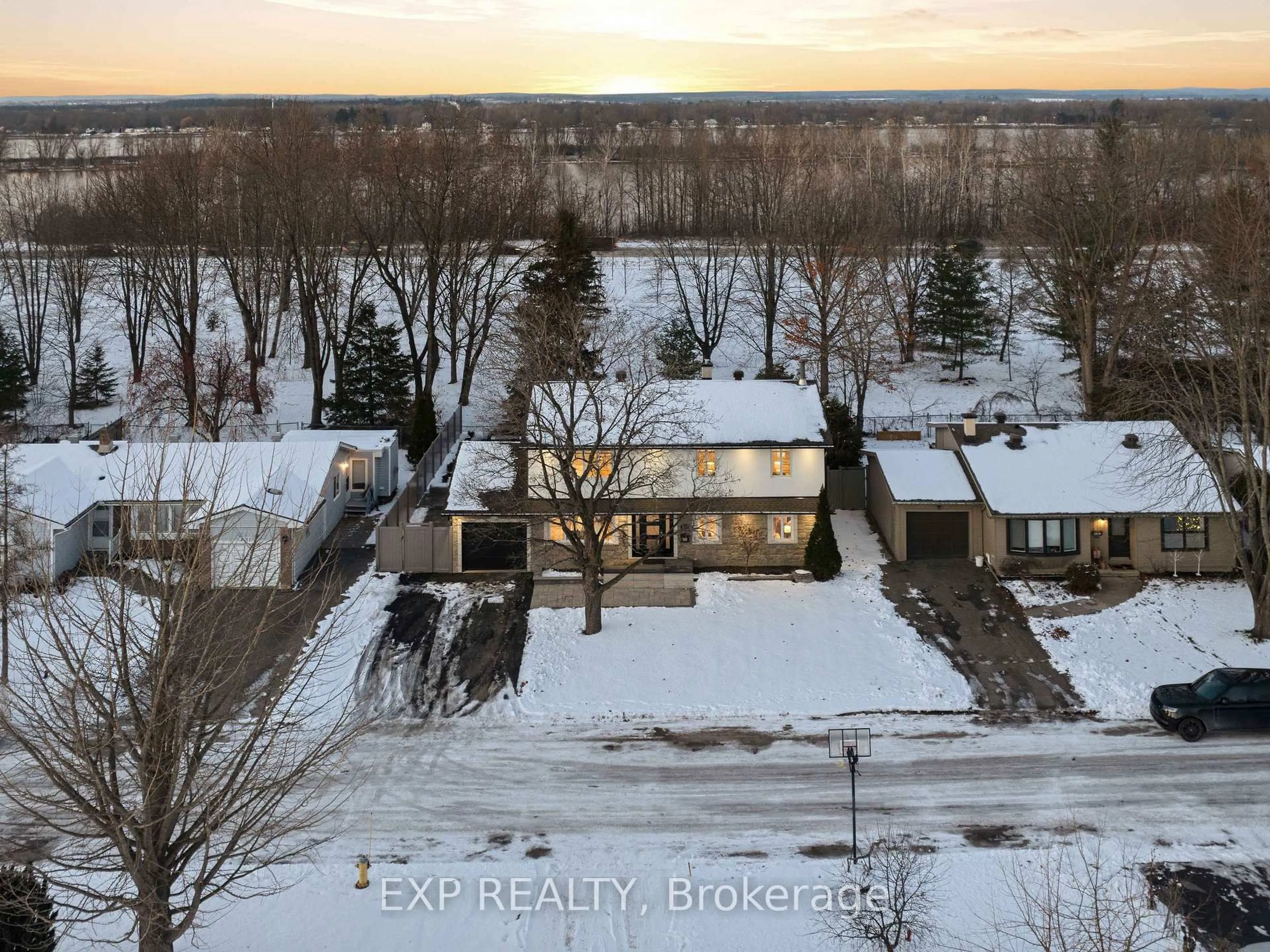 A pic from outside/outdoor area/front of a property/back of a property/a pic from drone, unknown for 2159 Fillmore Cres, Ottawa Ontario K1J 6A1