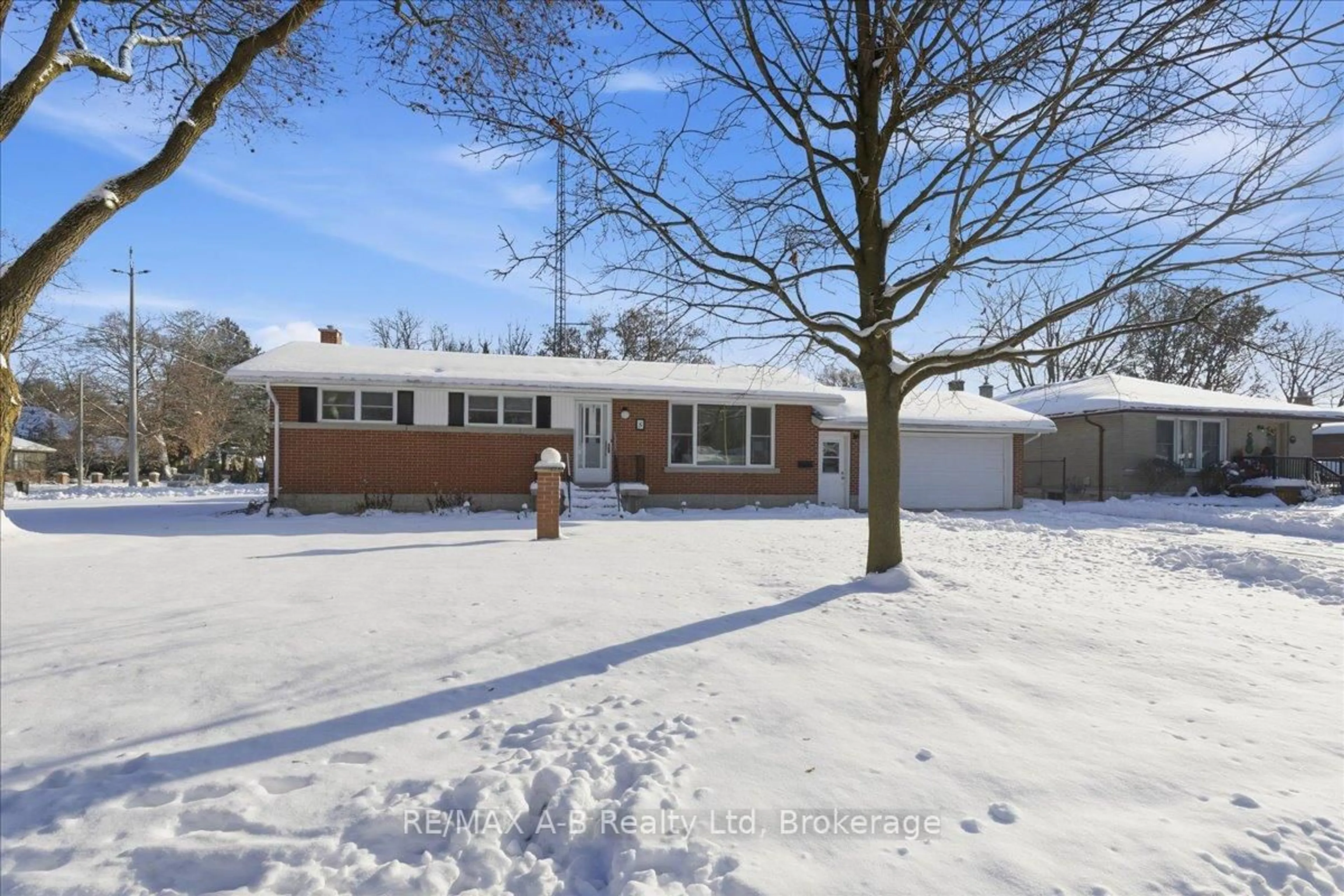 A pic from outside/outdoor area/front of a property/back of a property/a pic from drone, street for 5 Mcdonald St, Stratford Ontario N5A 4W4