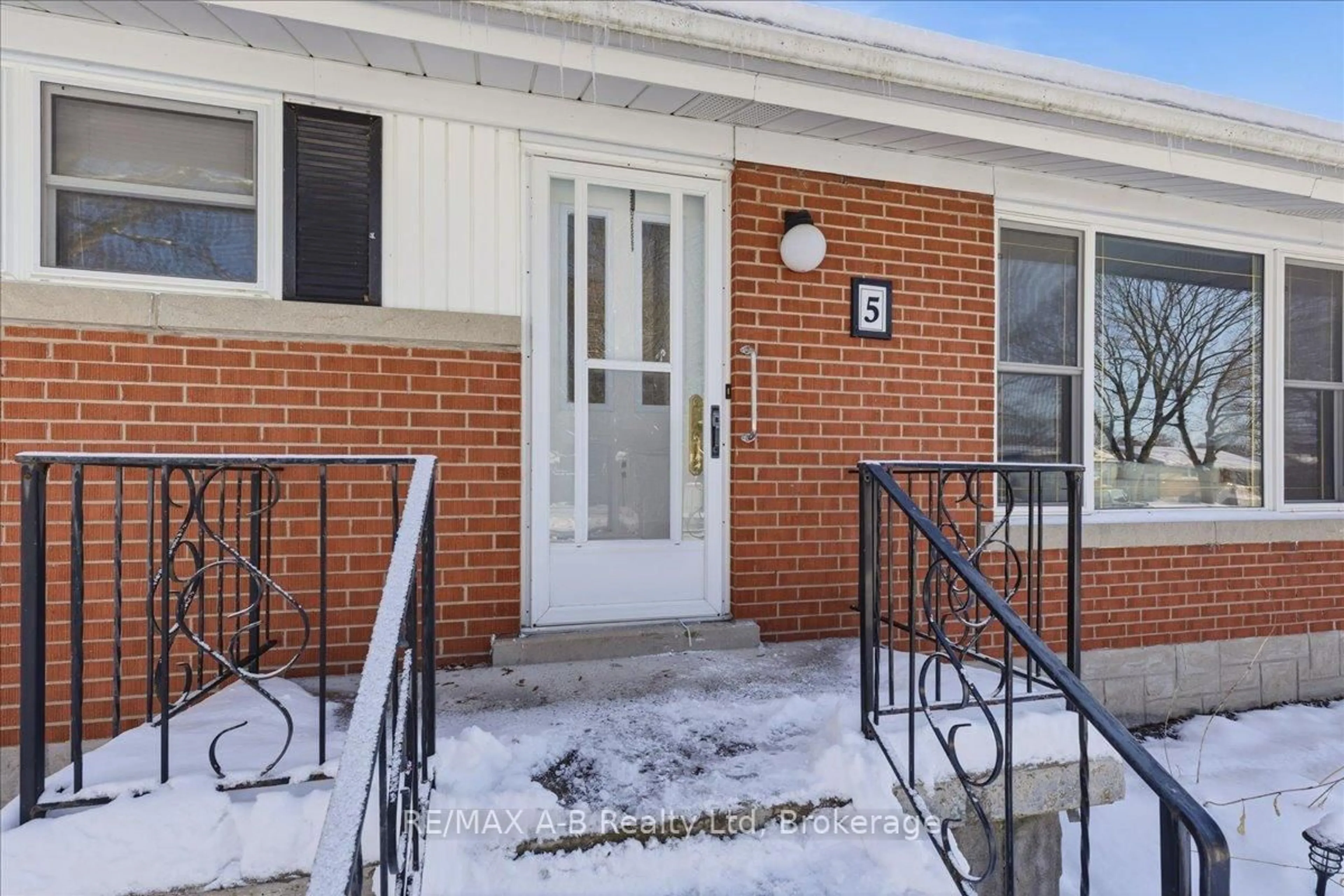 Unknown for 5 Mcdonald St, Stratford Ontario N5A 4W4