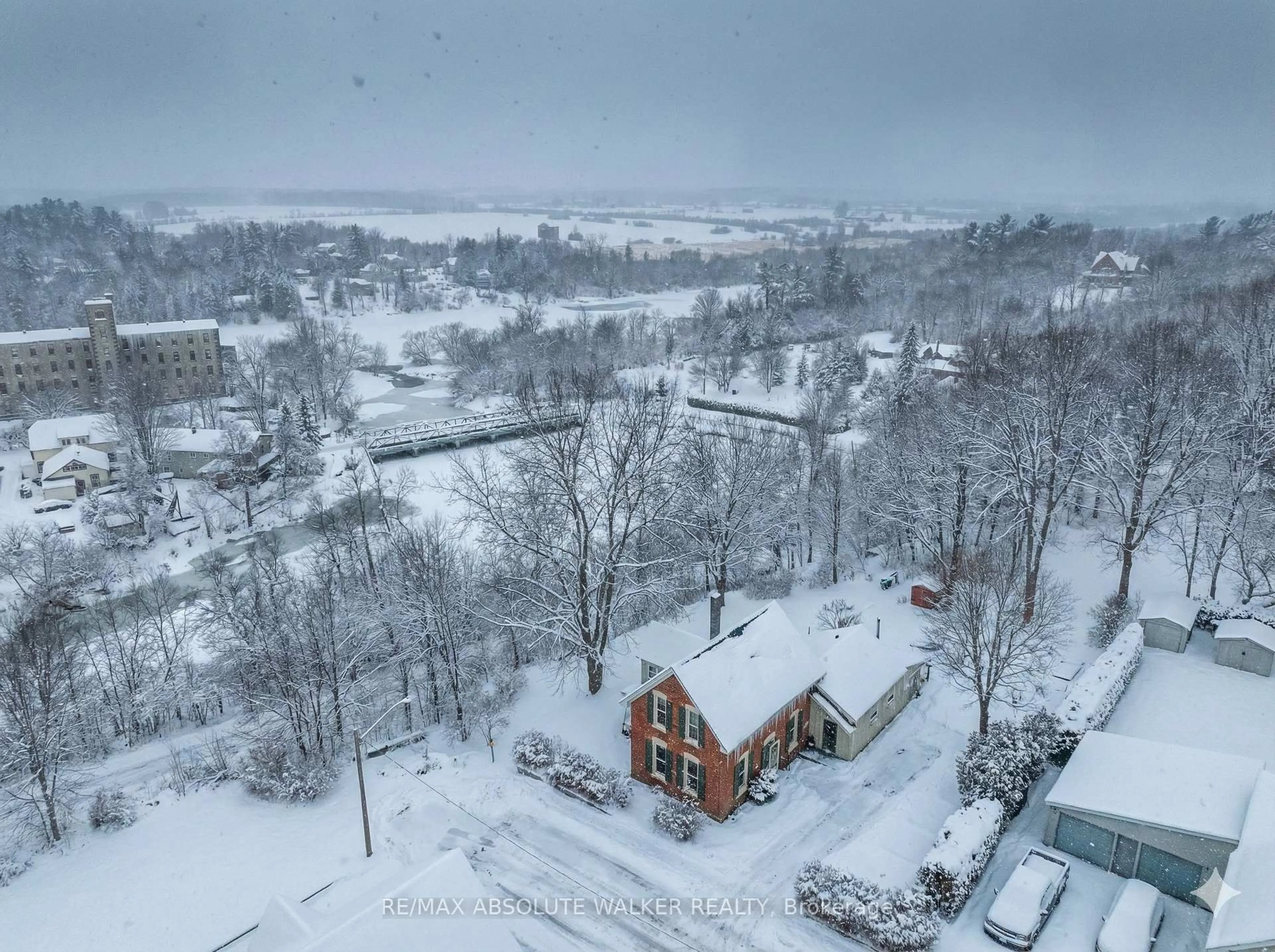 A pic from outside/outdoor area/front of a property/back of a property/a pic from drone, unknown for 40 Thomas St, Almonte Ontario K0A 1A0