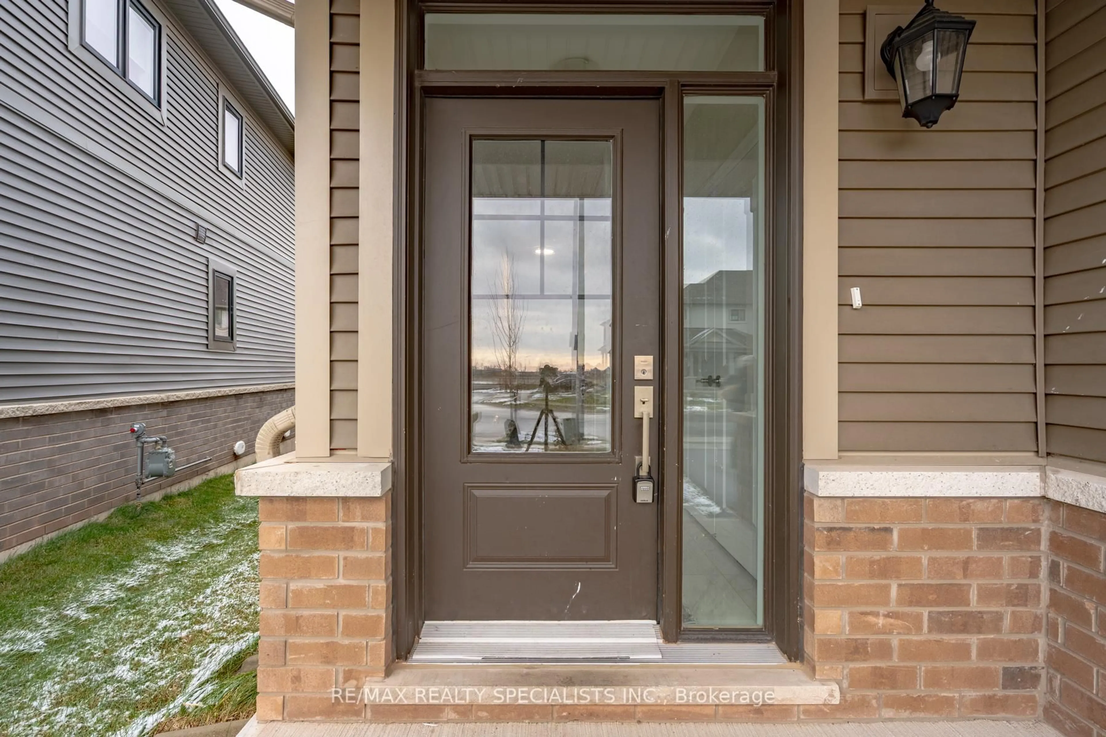 Indoor entryway for 51 Starfire Cres, Hamilton Ontario L8E 0K8