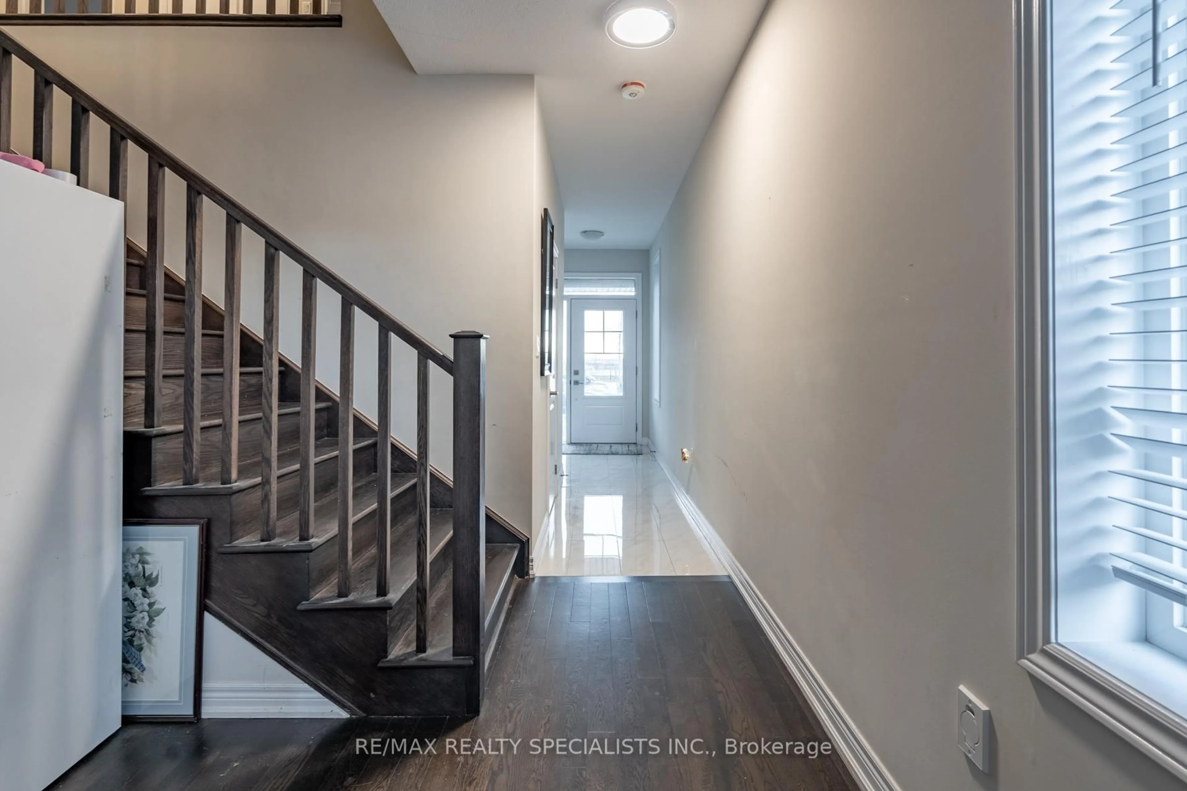 Indoor entryway for 51 Starfire Cres, Hamilton Ontario L8E 0K8