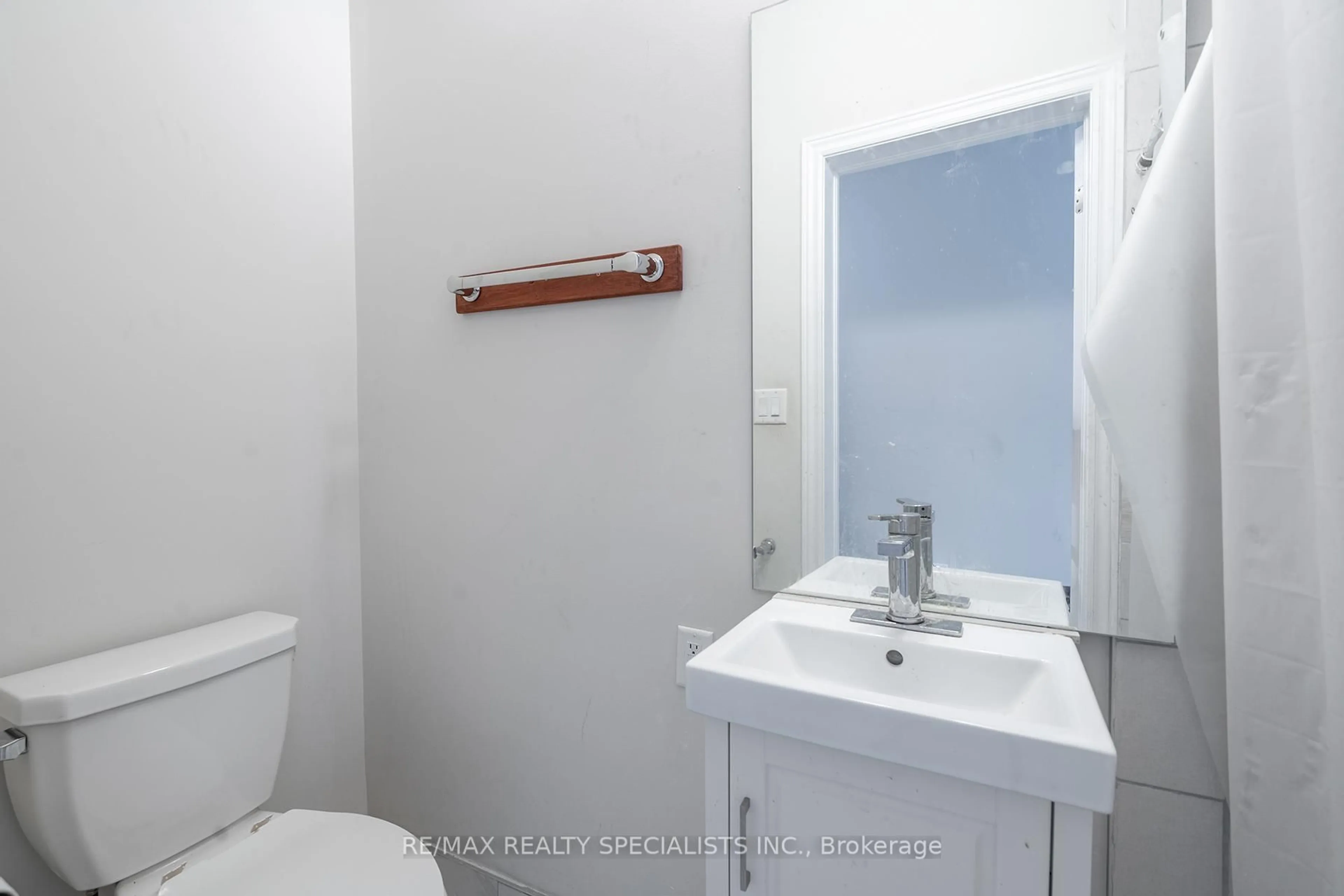Standard bathroom, unknown for 51 Starfire Cres, Hamilton Ontario L8E 0K8