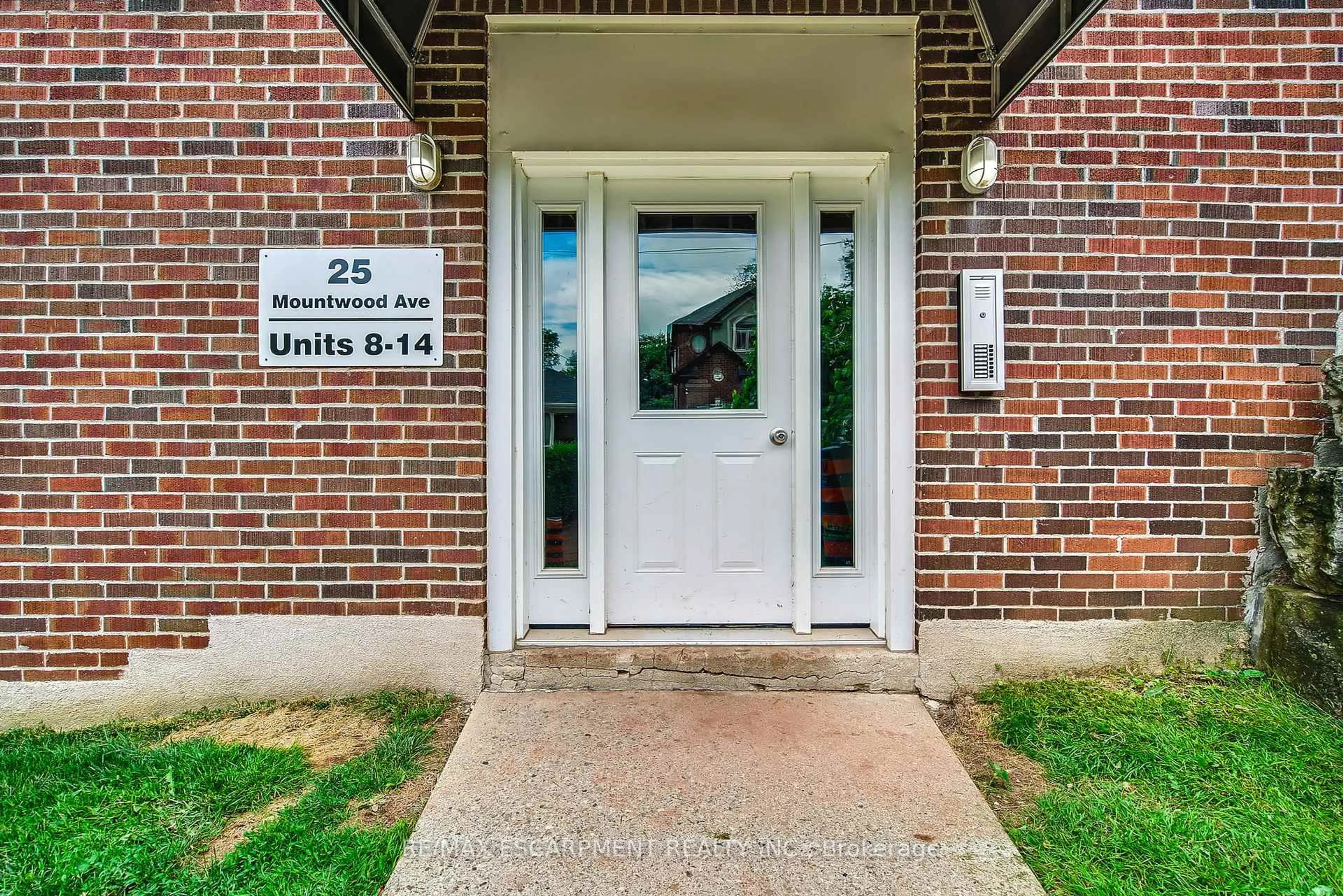 Indoor entryway for 25 Mountwood Ave #14, Hamilton Ontario L8N 2G8