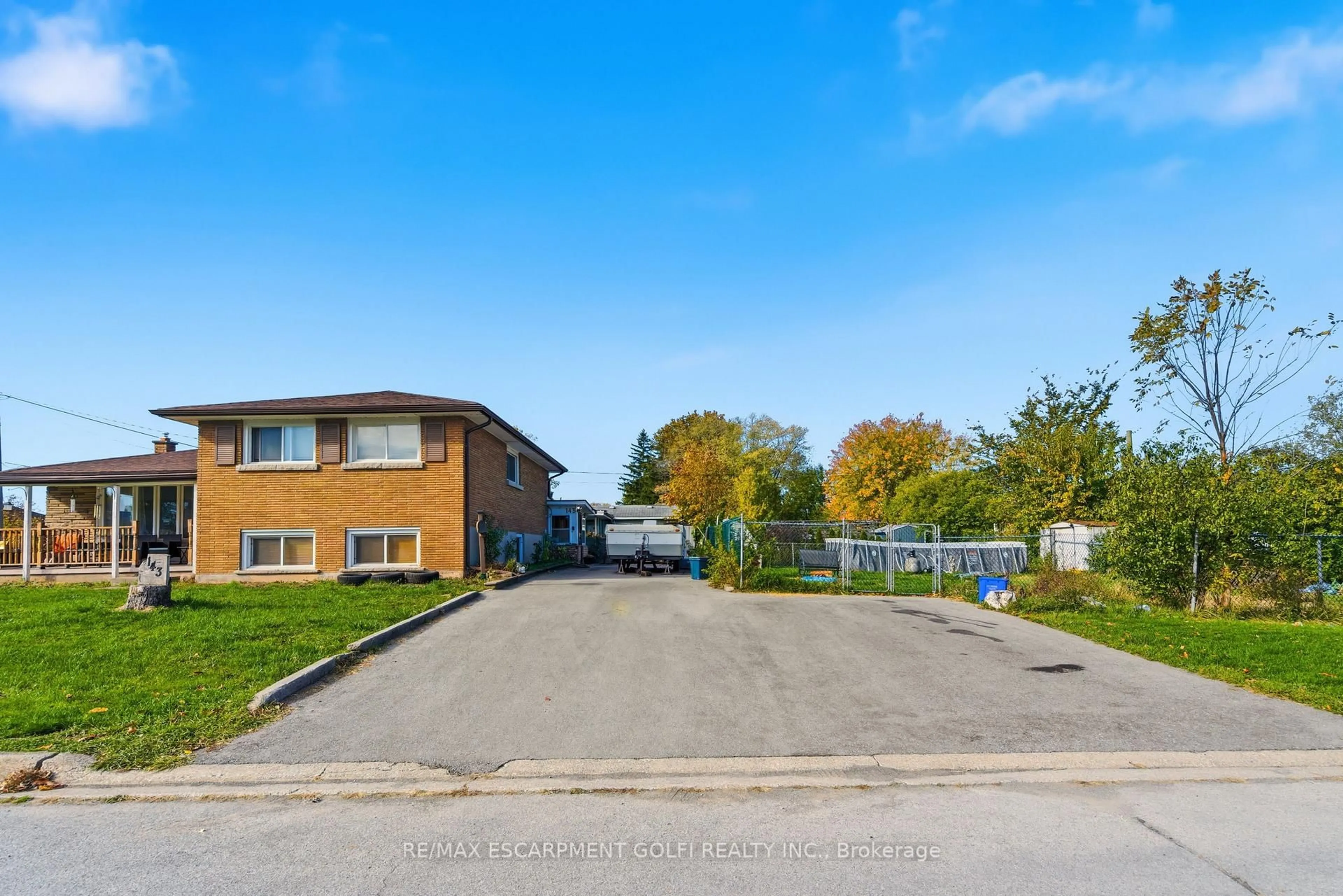 A pic from outside/outdoor area/front of a property/back of a property/a pic from drone, street for 143 Aberdeen St, Fort Erie Ontario L2A 3Y4