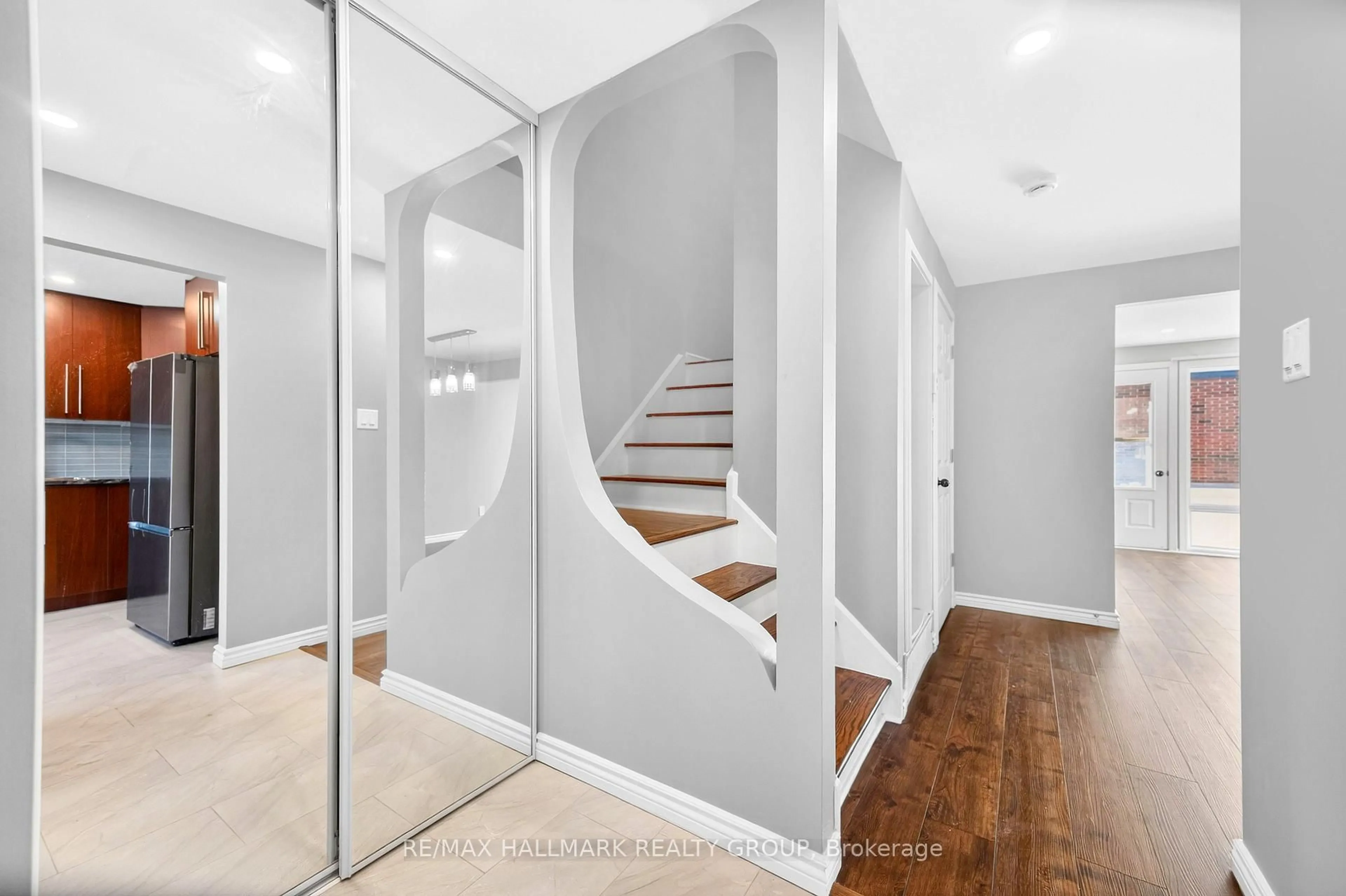 Indoor entryway for 905 Elmsmere Rd #B, Ottawa Ontario K1J 8G4