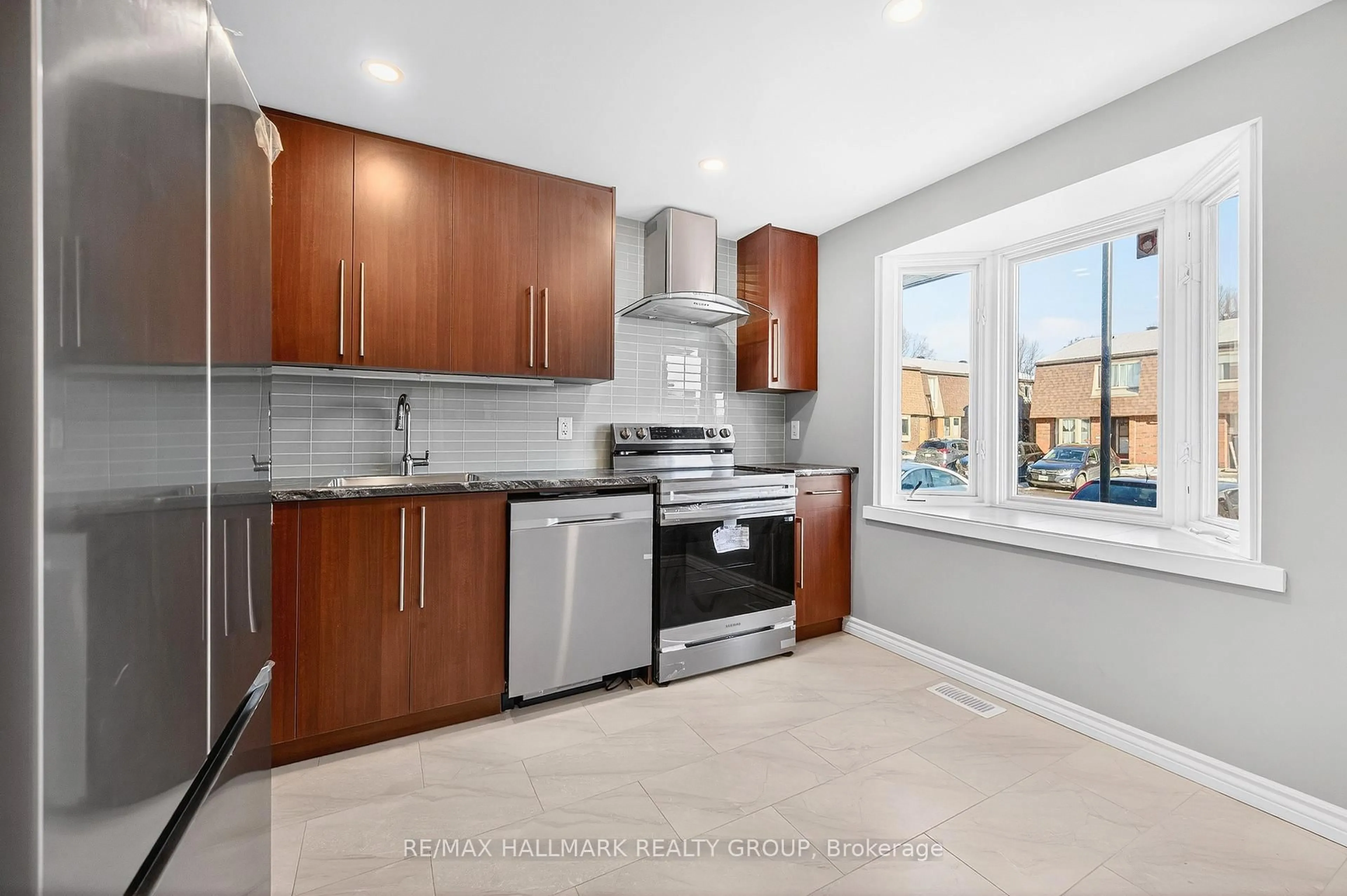 Standard kitchen, unknown for 905 Elmsmere Rd #B, Ottawa Ontario K1J 8G4