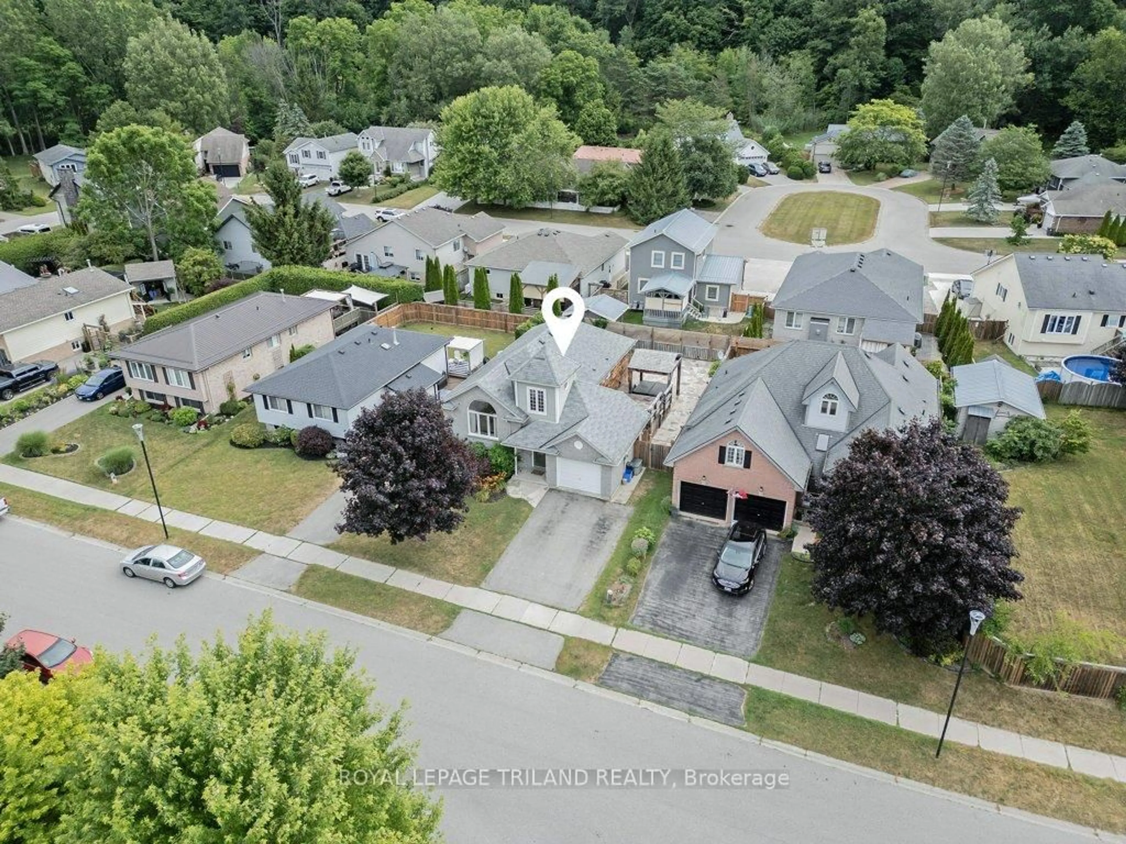 A pic from outside/outdoor area/front of a property/back of a property/a pic from drone, street for 307 Frances St, Central Elgin Ontario N5L 1B2