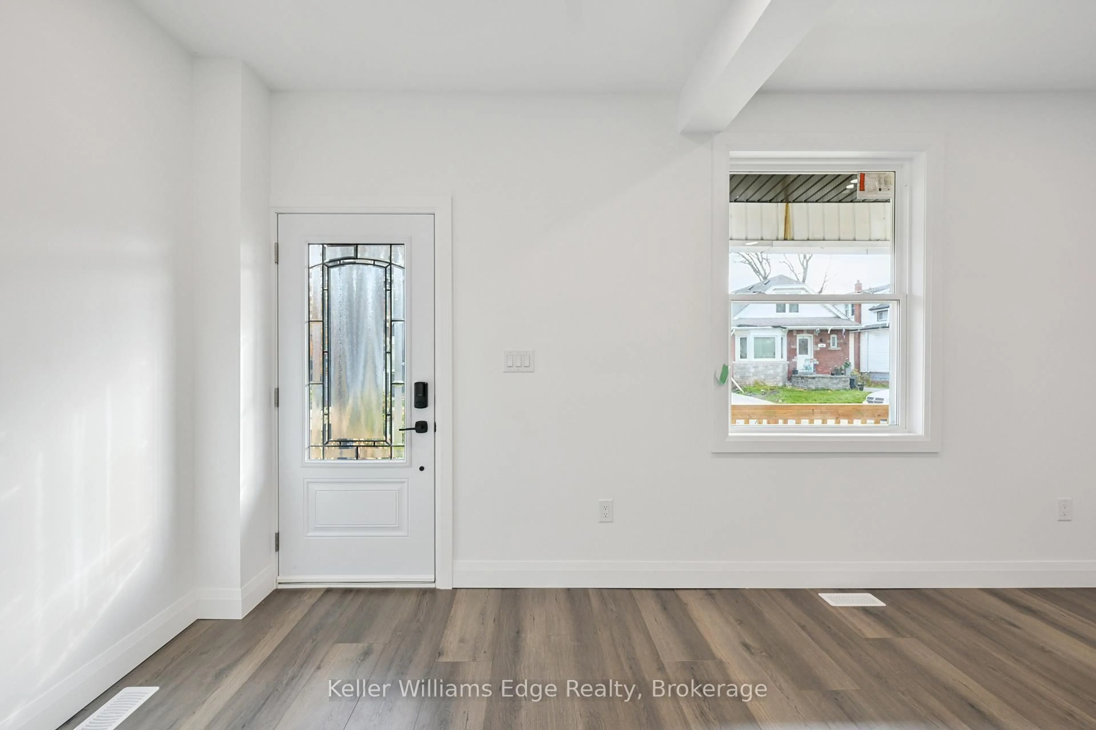 Indoor entryway for 161 Weir St, Hamilton Ontario L8H 5G1