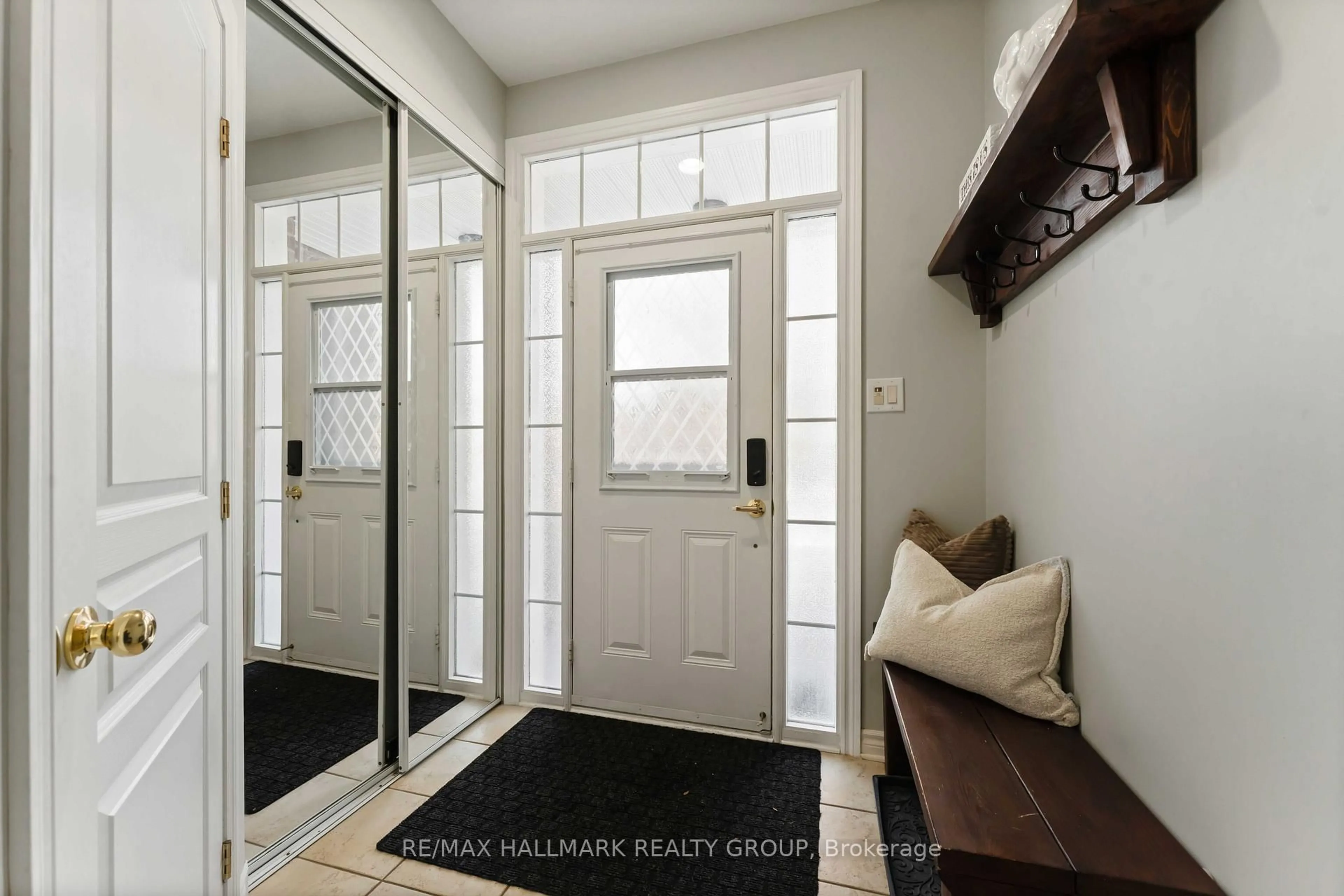 Indoor entryway for 135 TANDALEE Cres, Ottawa Ontario K2M 0A1