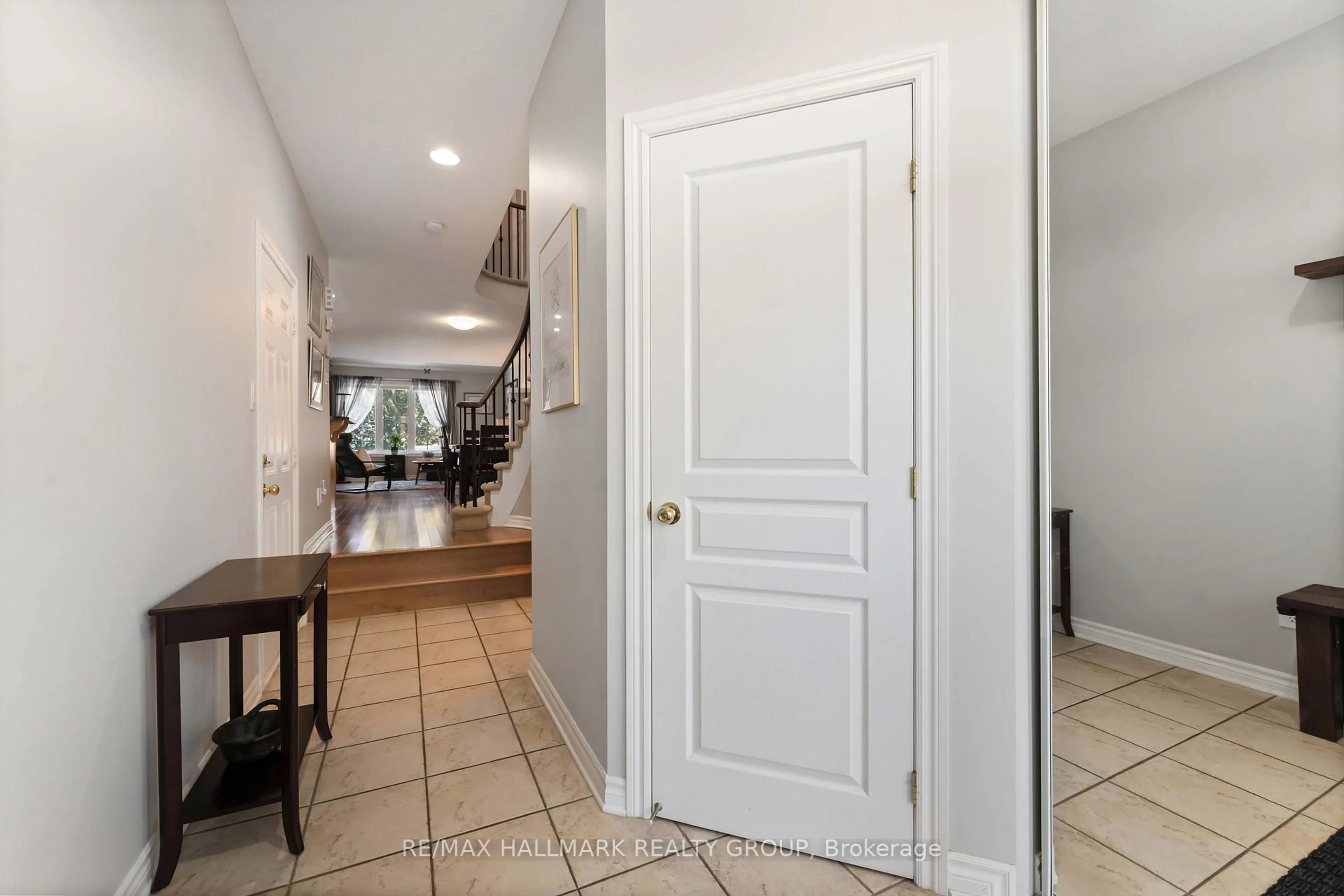 Indoor entryway for 135 TANDALEE Cres, Ottawa Ontario K2M 0A1