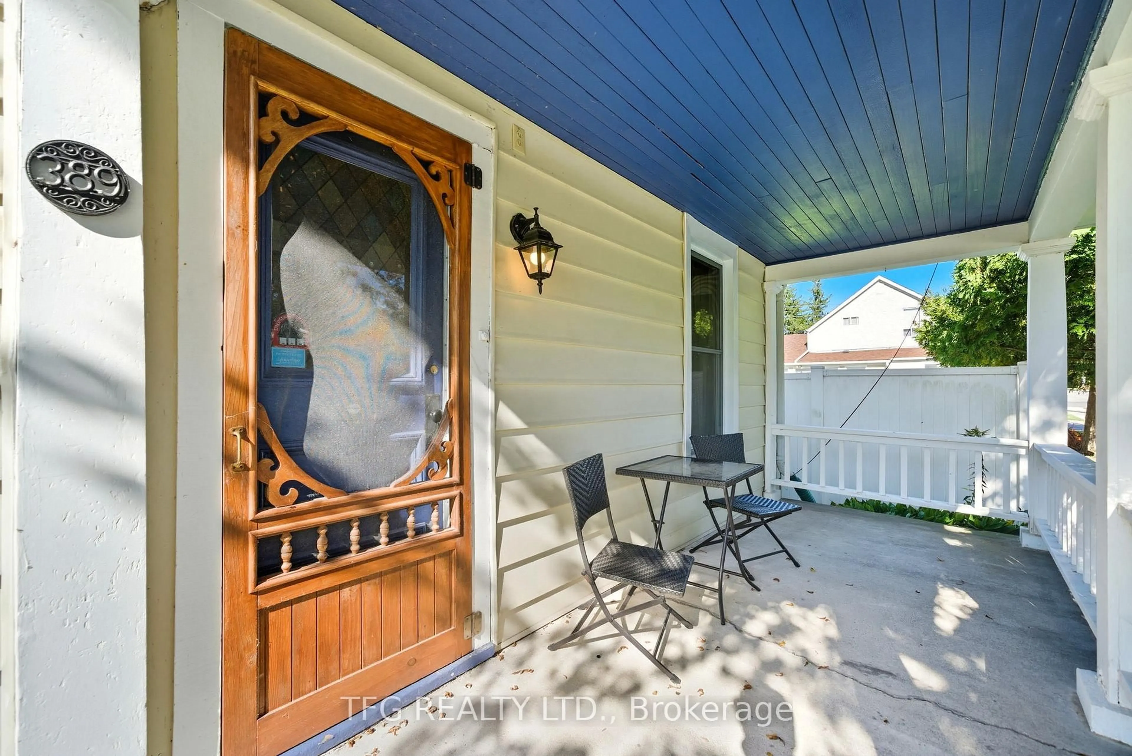 Indoor entryway for 389 Victoria St, Cobourg Ontario K9A 3G7
