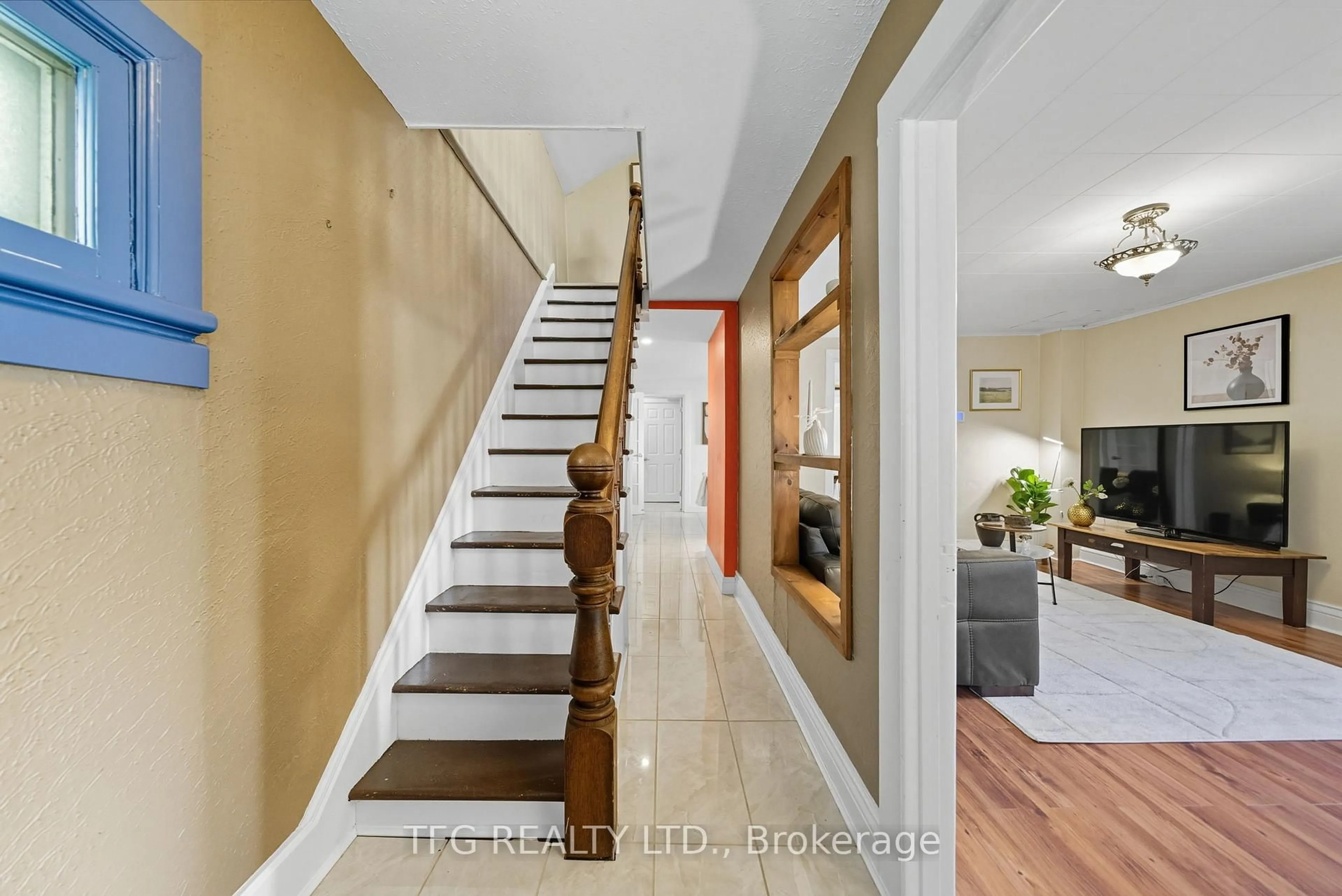 Indoor entryway for 389 Victoria St, Cobourg Ontario K9A 3G7