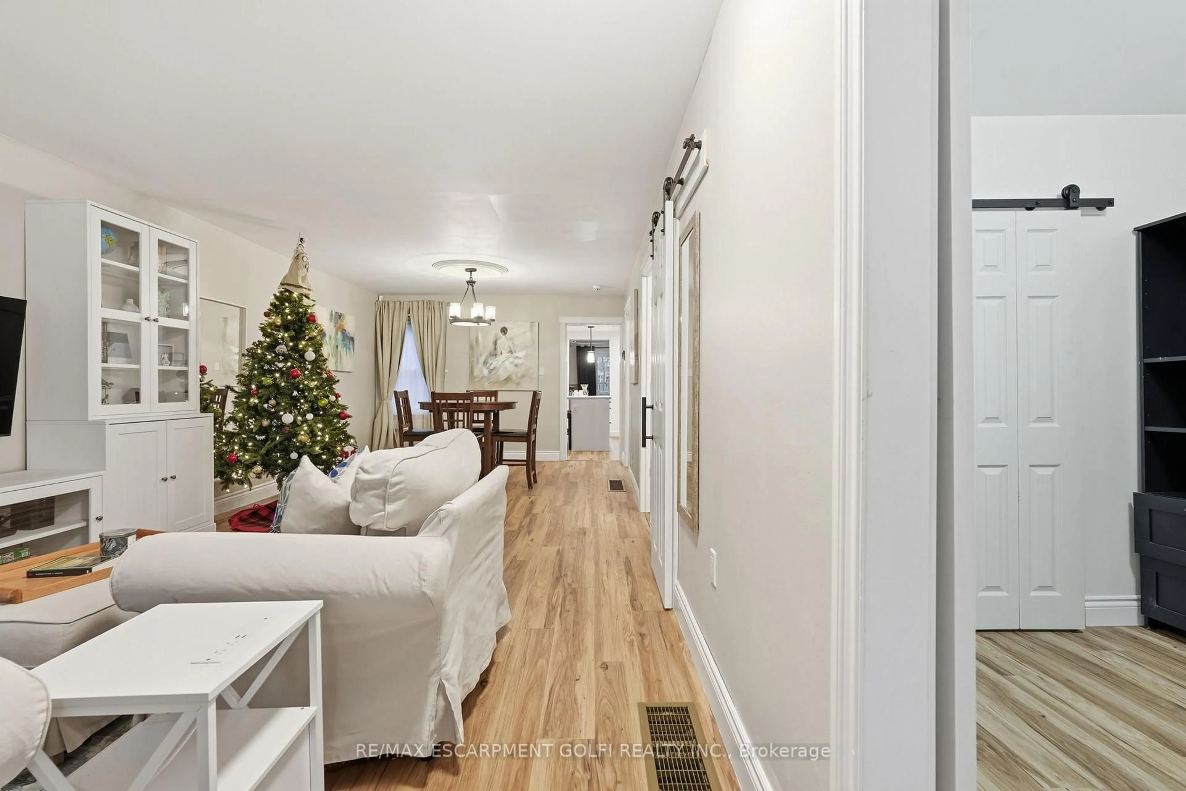 Indoor entryway for 80 Province St, Hamilton Ontario L8H 4H6