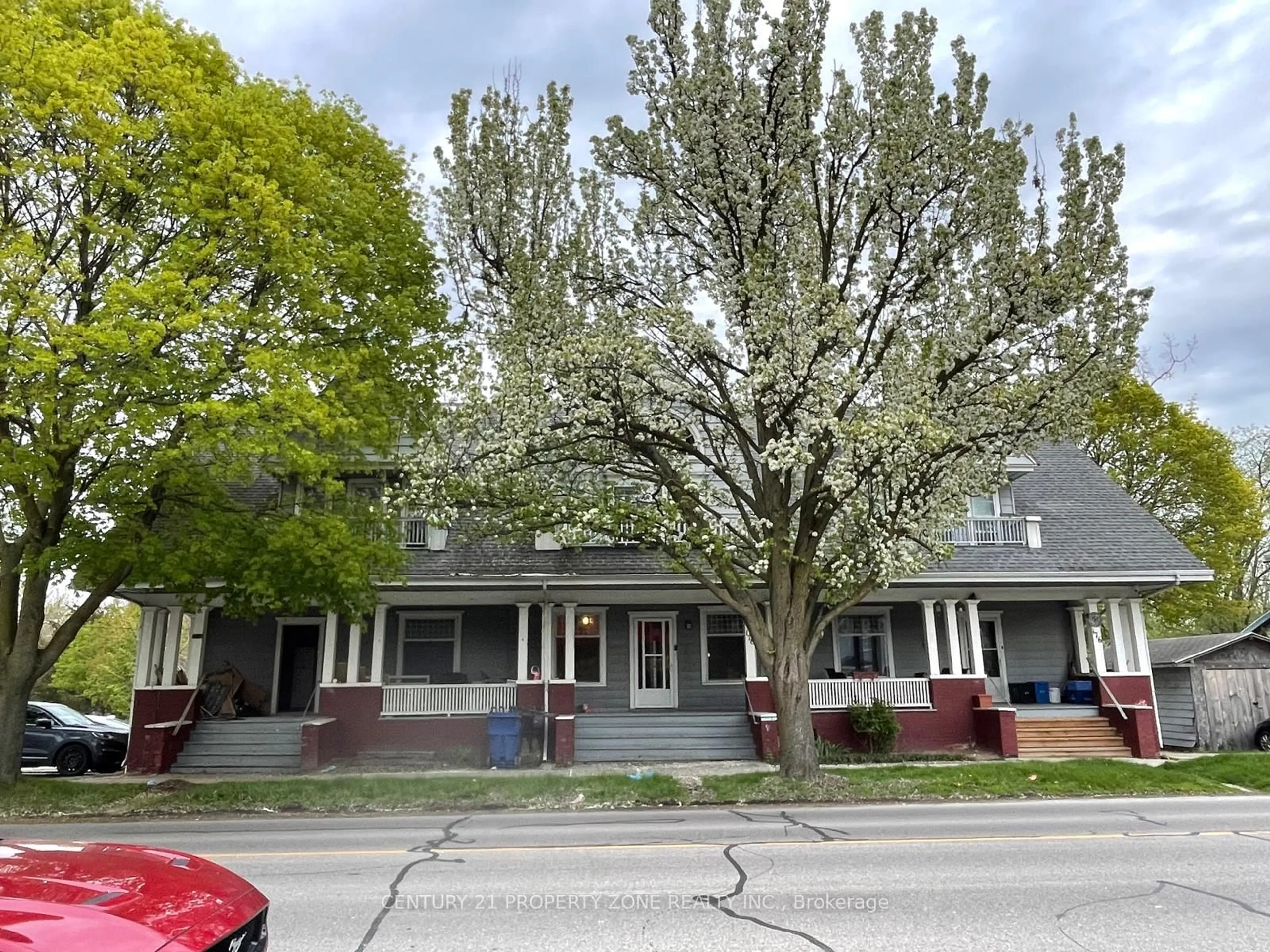 A pic from outside/outdoor area/front of a property/back of a property/a pic from drone, street for 180 Thames St, Chatham-Kent Ontario N7M 2Y8