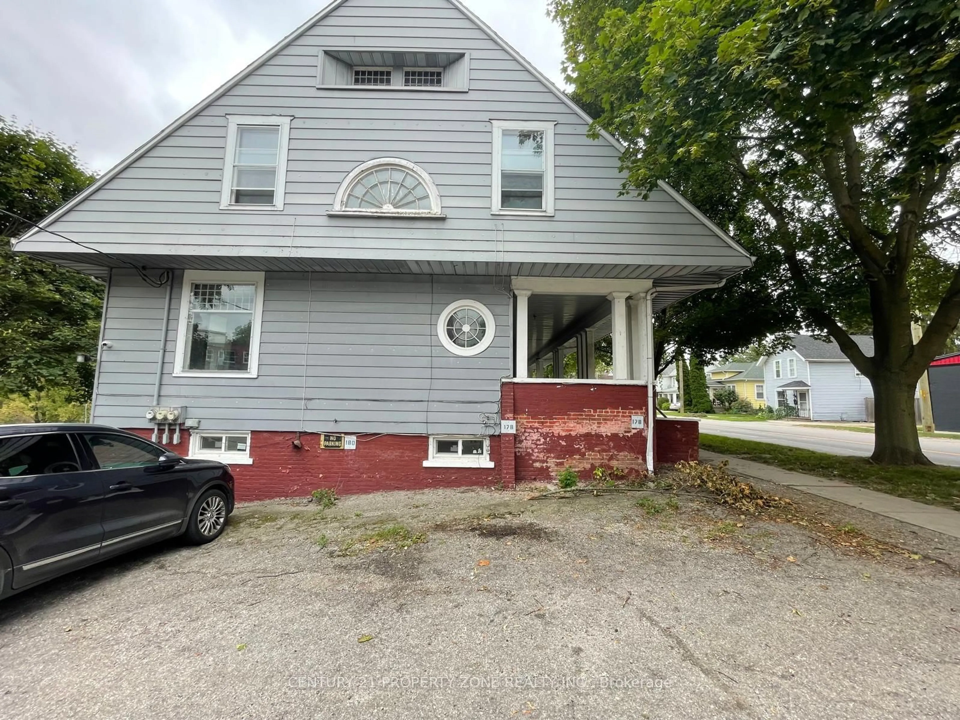 Home with vinyl exterior material, street for 180 Thames St, Chatham-Kent Ontario N7M 2Y8