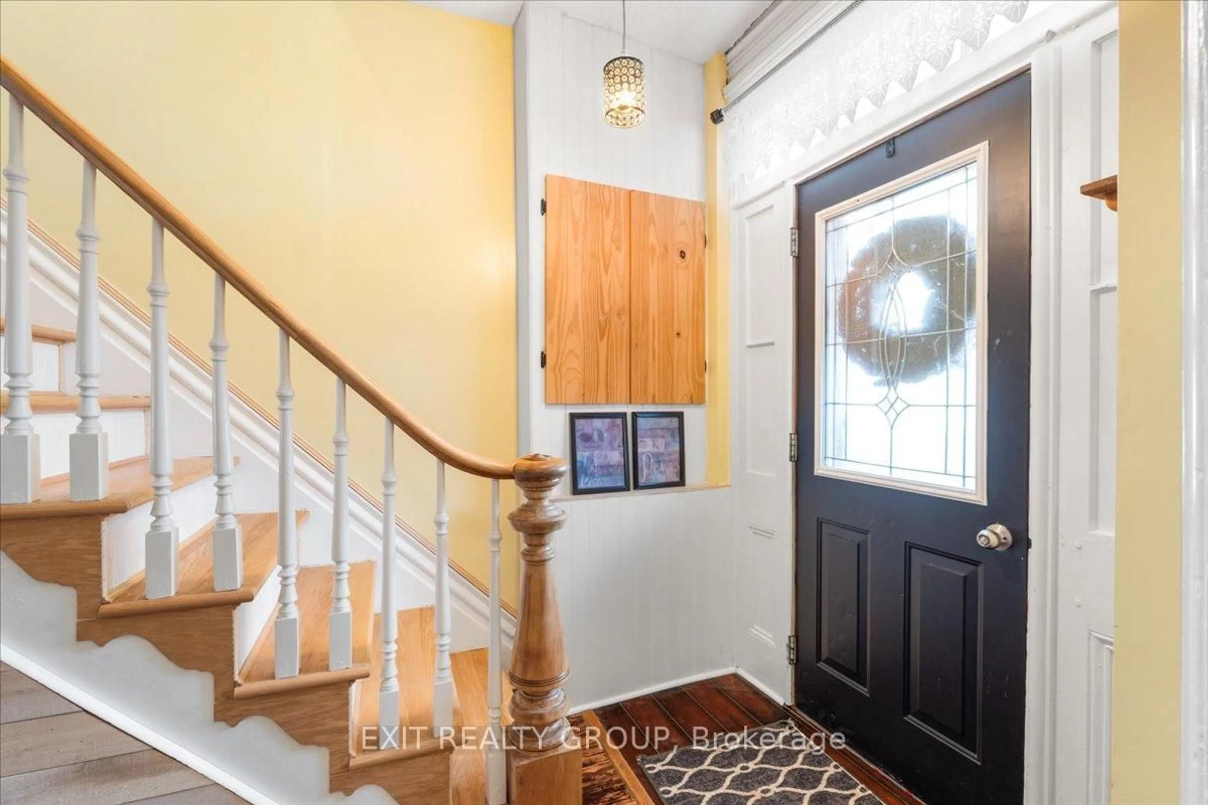 Indoor entryway for 391 Thomas St, Deseronto Ontario K0K 1X0