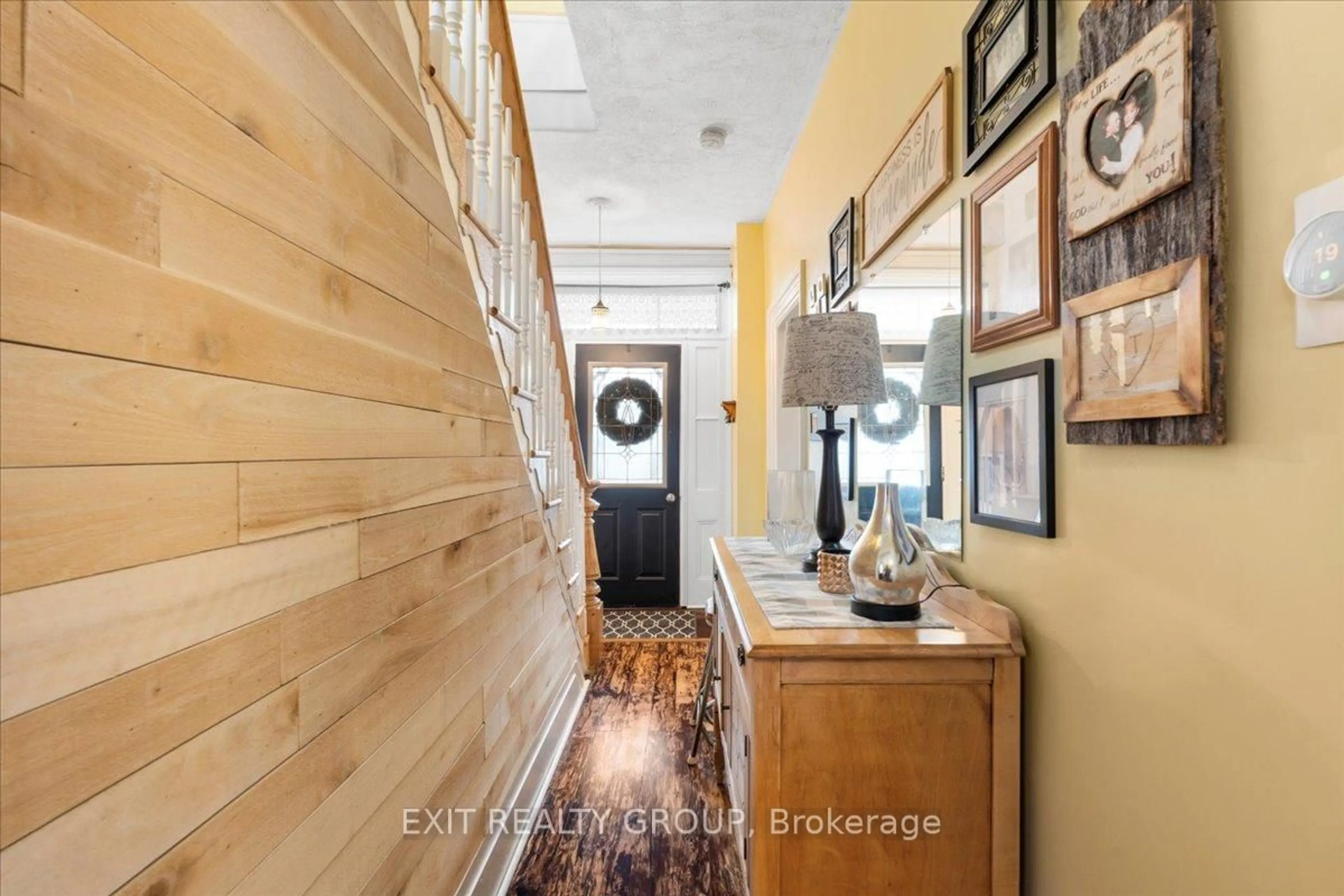 Indoor entryway for 391 Thomas St, Deseronto Ontario K0K 1X0