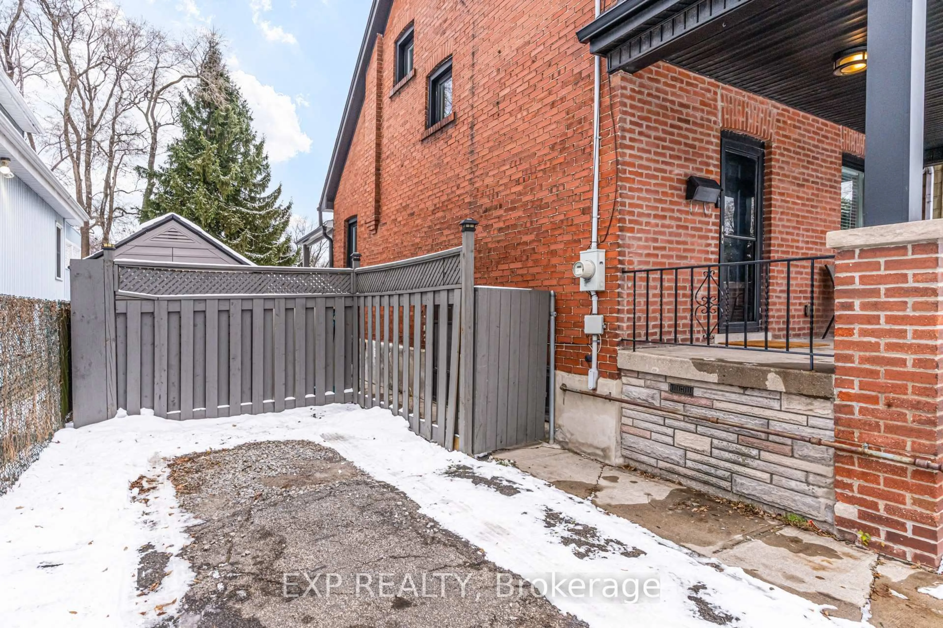 Unknown for 18 East 23rd St, Hamilton Ontario L8V 2W6