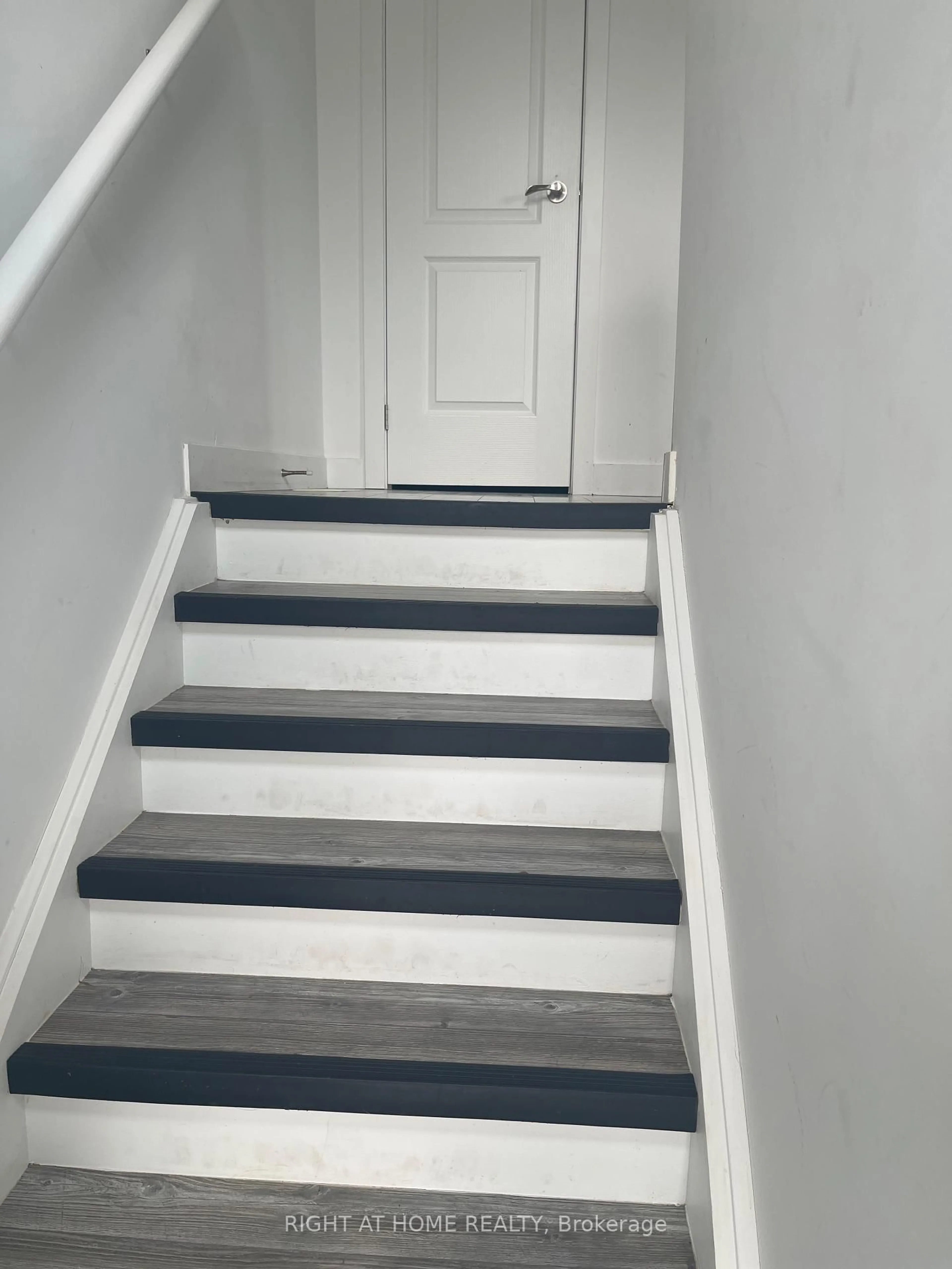 Stairs for 59 Denistoun St, Welland Ontario L3C 0H6