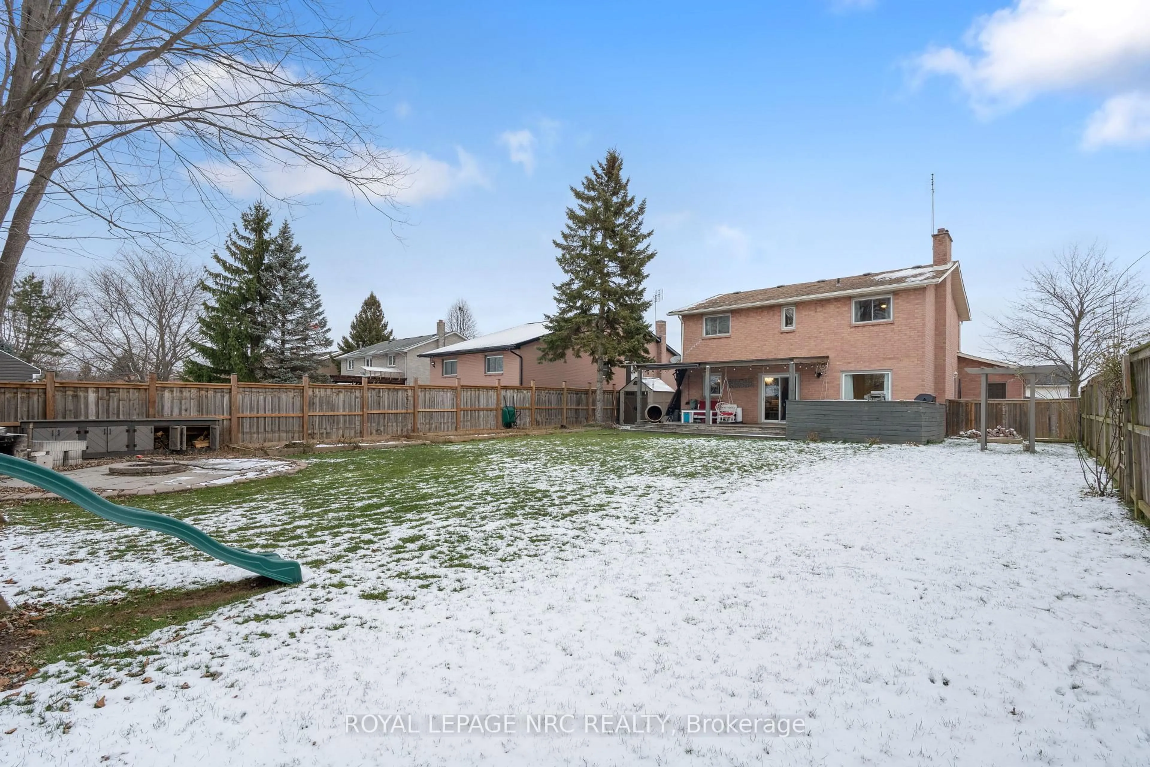 Patio, mountain view for 51 Briarsdale Cres, Welland Ontario L3C 6S7