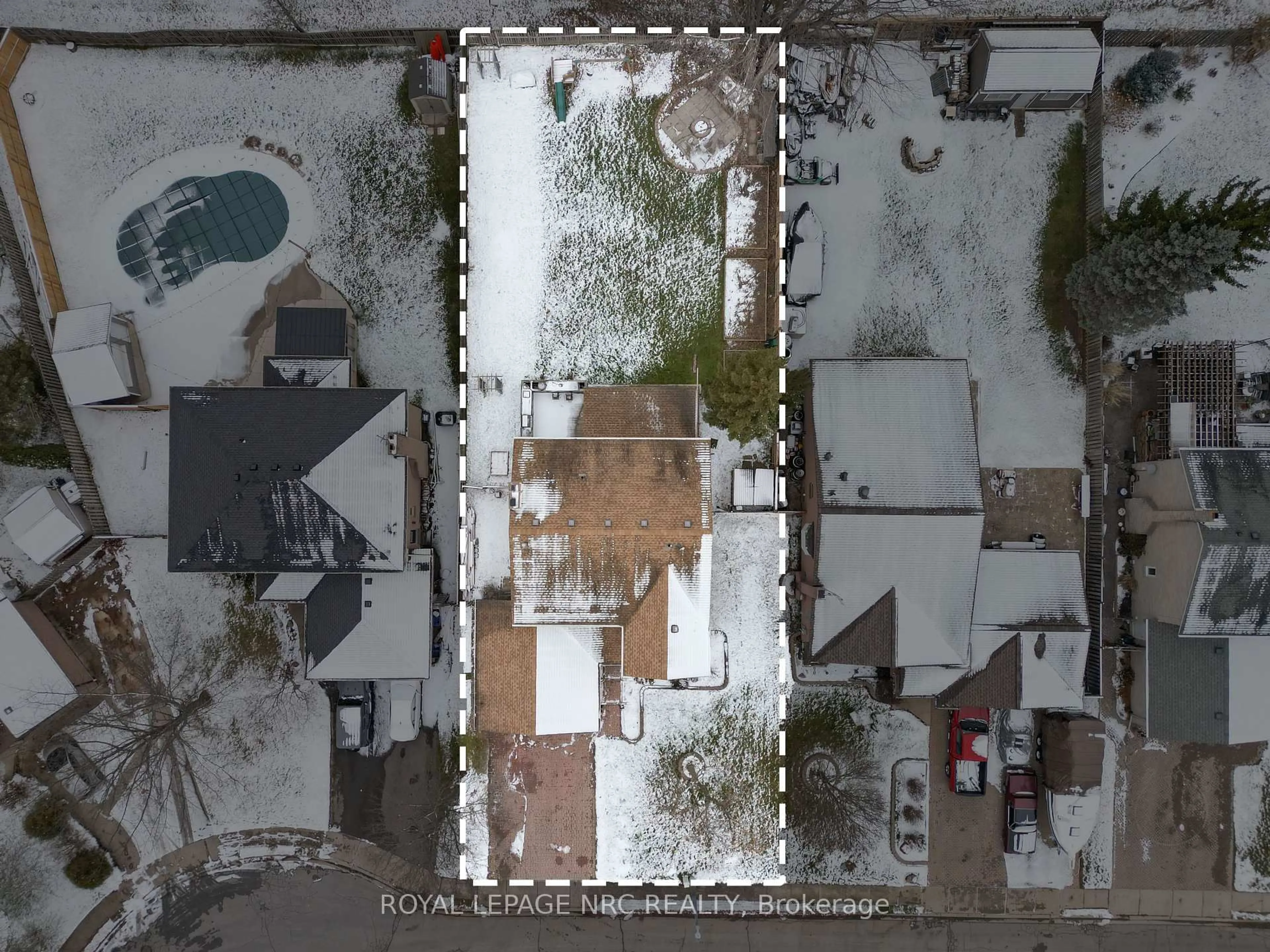 A pic from outside/outdoor area/front of a property/back of a property/a pic from drone, street for 51 Briarsdale Cres, Welland Ontario L3C 6S7