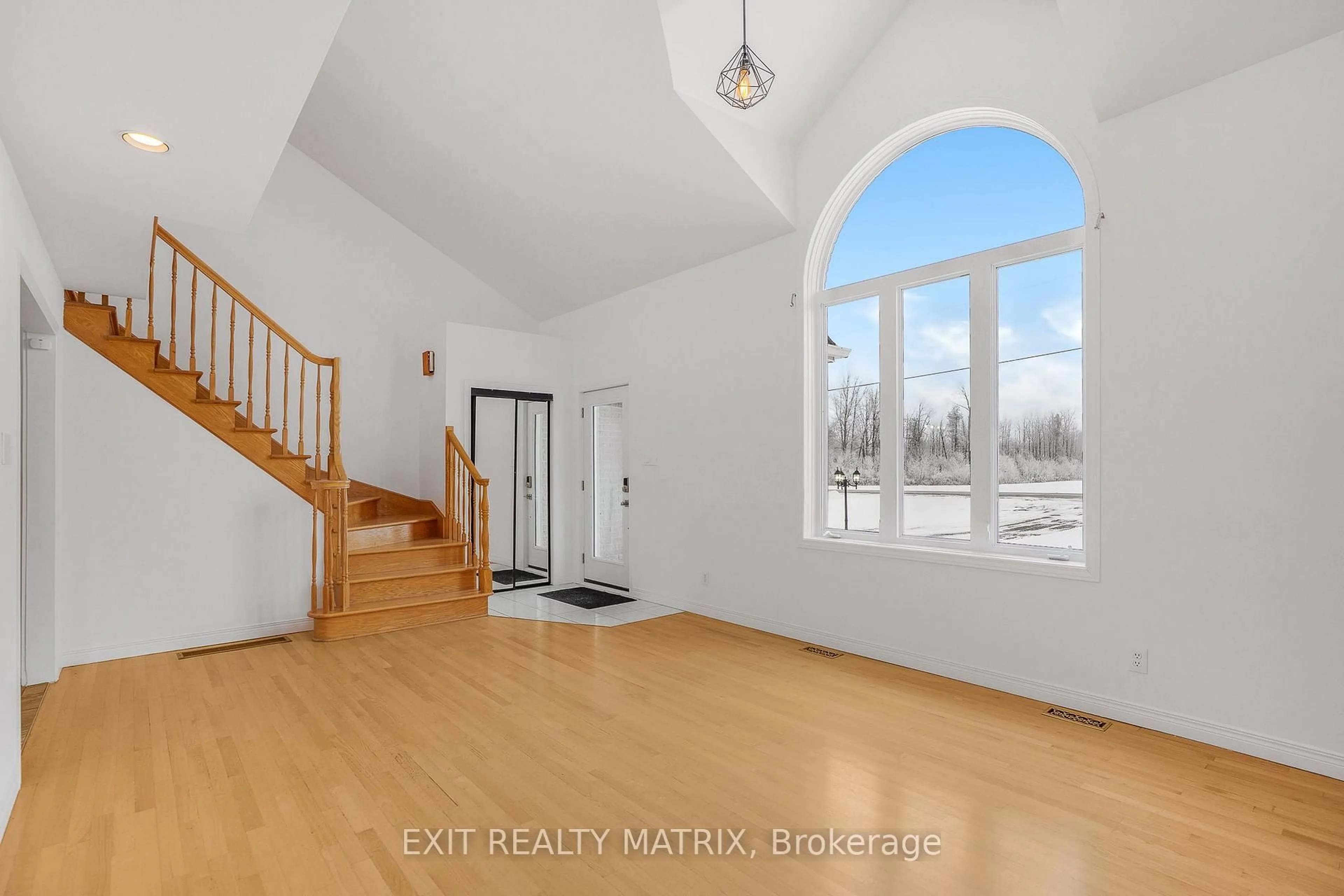 Indoor entryway for 1650 Gourley Rd, East Hawkesbury Ontario K6A 2R2