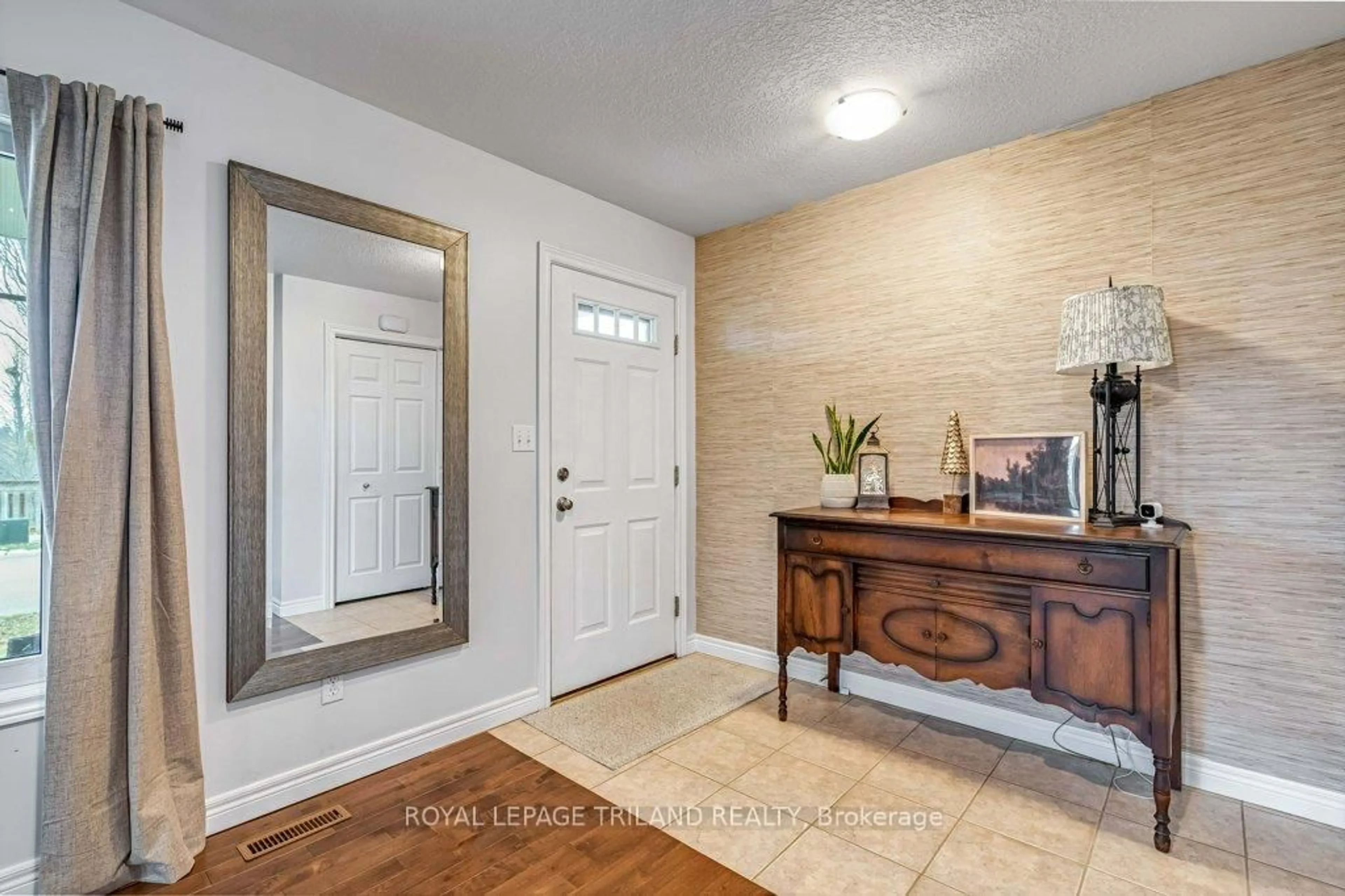 Indoor entryway for 14 PENHALE Ave, St. Thomas Ontario N5R 5M9