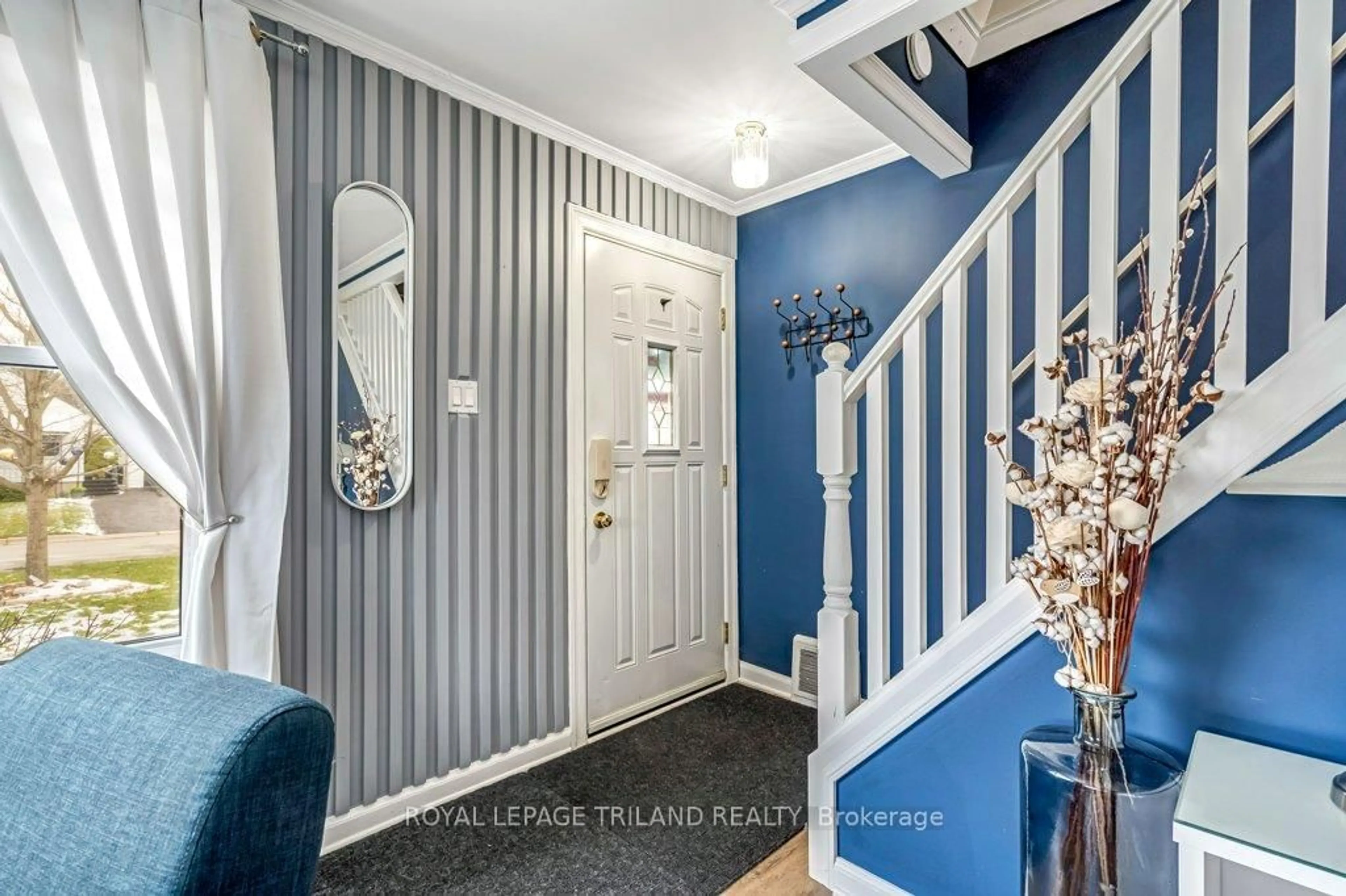 Indoor entryway for 20 Dieppe Dr, St. Thomas Ontario N5R 4G7