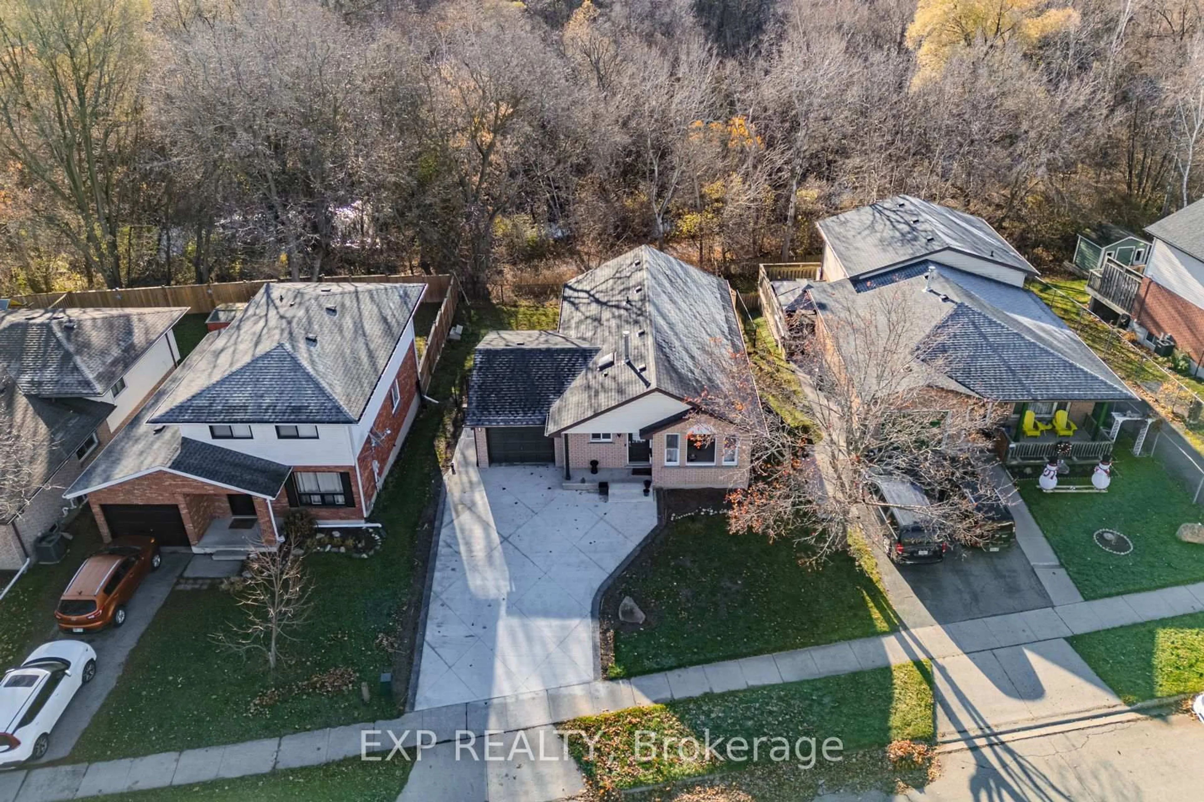 A pic from outside/outdoor area/front of a property/back of a property/a pic from drone, street for 147 Taylor Ave, Cambridge Ontario N1R 7M3