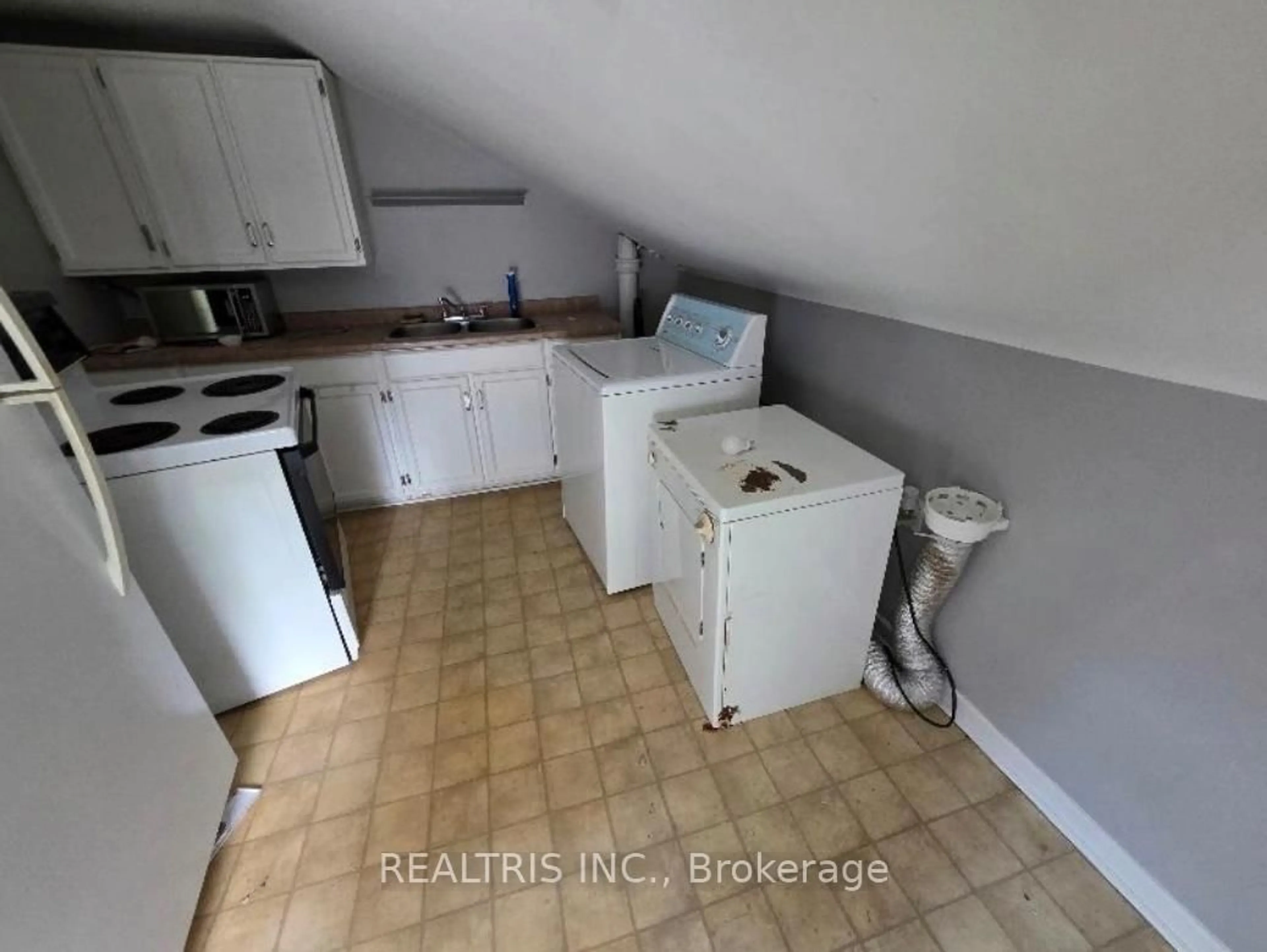 Kitchen with laundary machines, unknown for 31 Ormond St, Thorold Ontario L2V 1Y3
