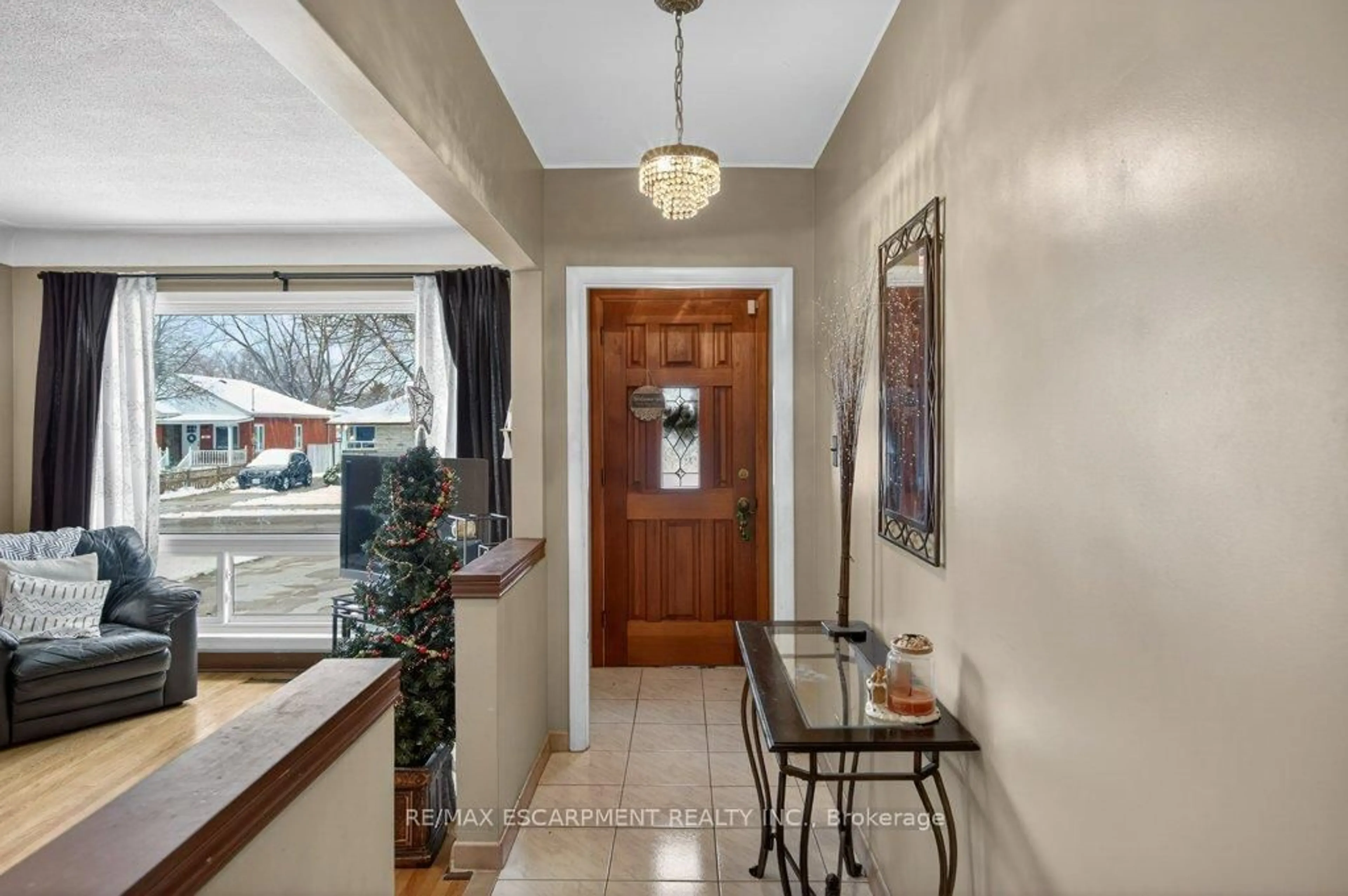 Indoor entryway for 426 East 37th St, Hamilton Ontario L8V 4B8