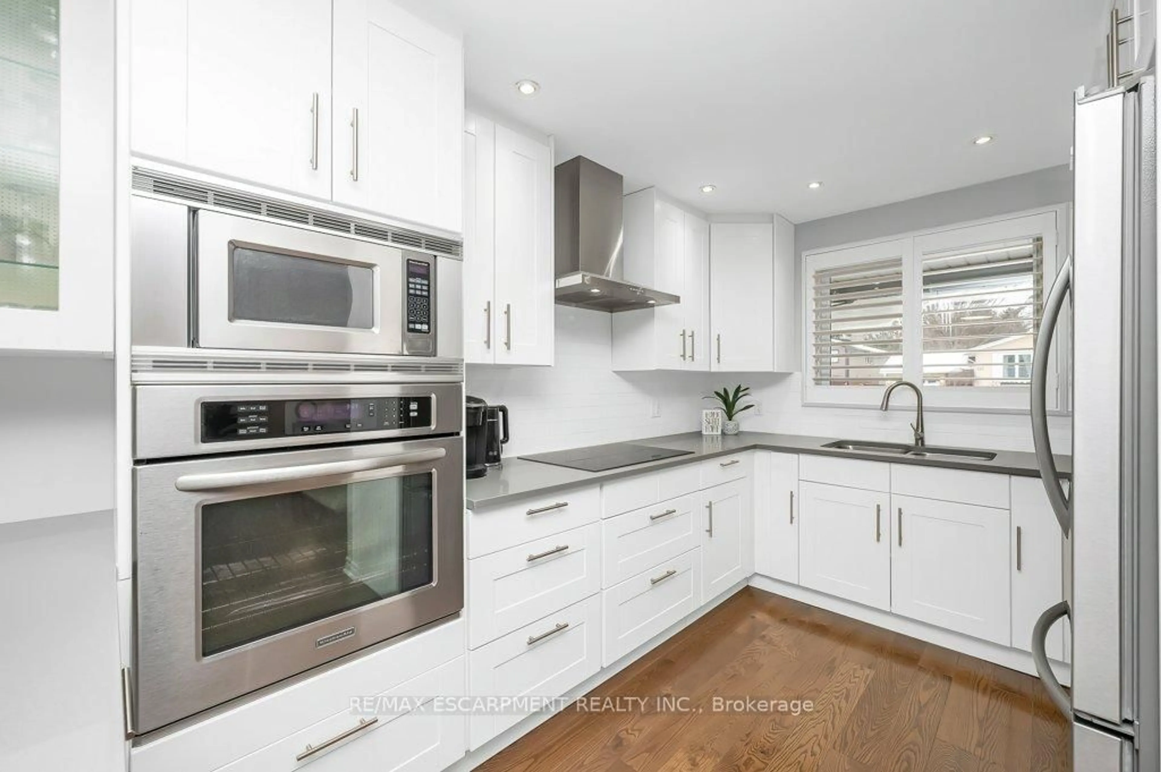 Contemporary kitchen, unknown for 112 Thomas St, Cambridge Ontario N3C 3C7