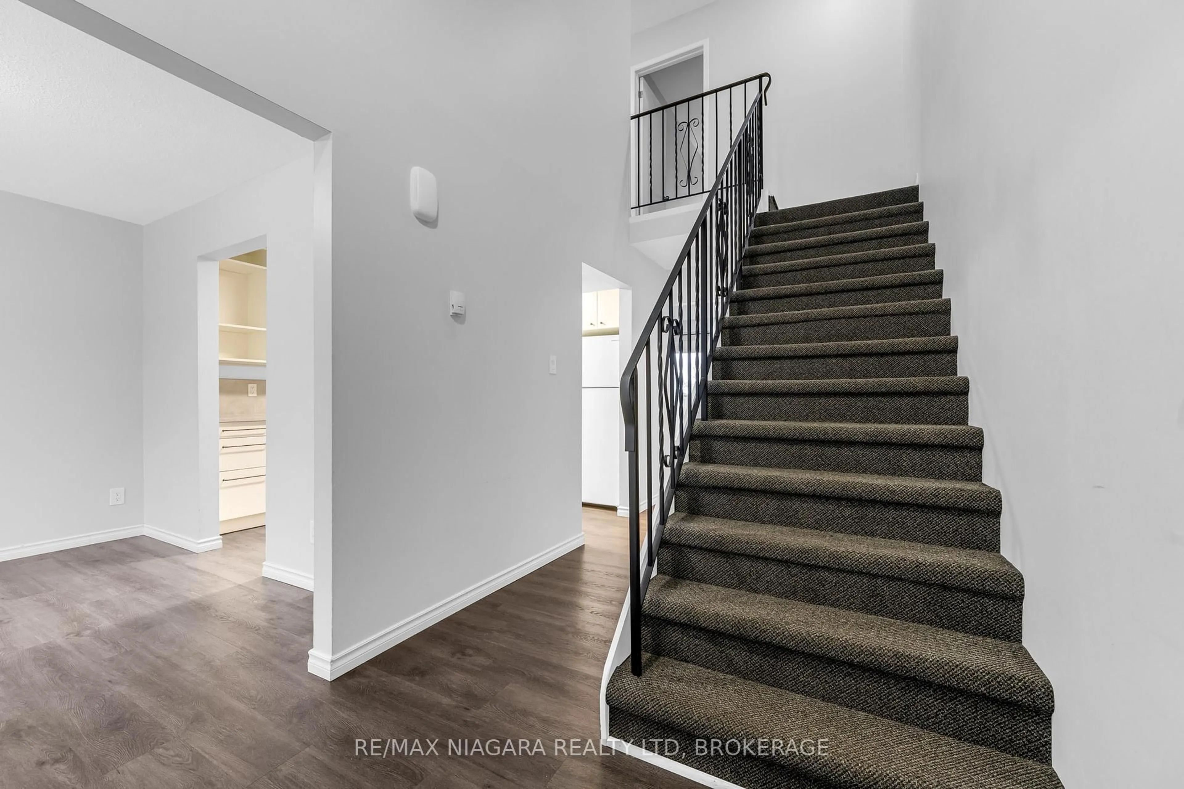 Stairs for 100 Brownleigh Ave #244, Welland Ontario L3B 5V8