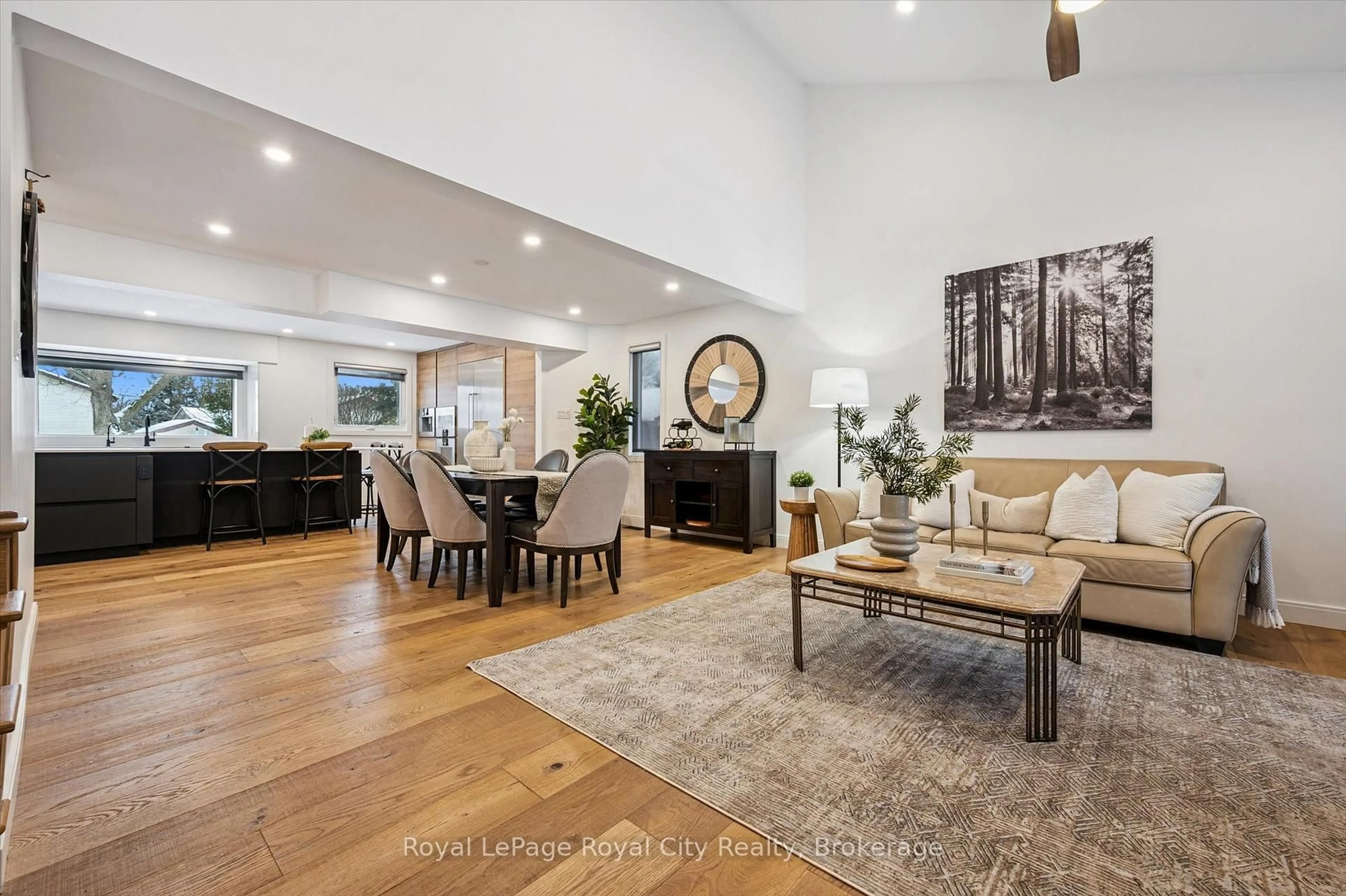 Living room with furniture, unknown for 4 Gryphon Pl, Guelph Ontario N1G 4L7