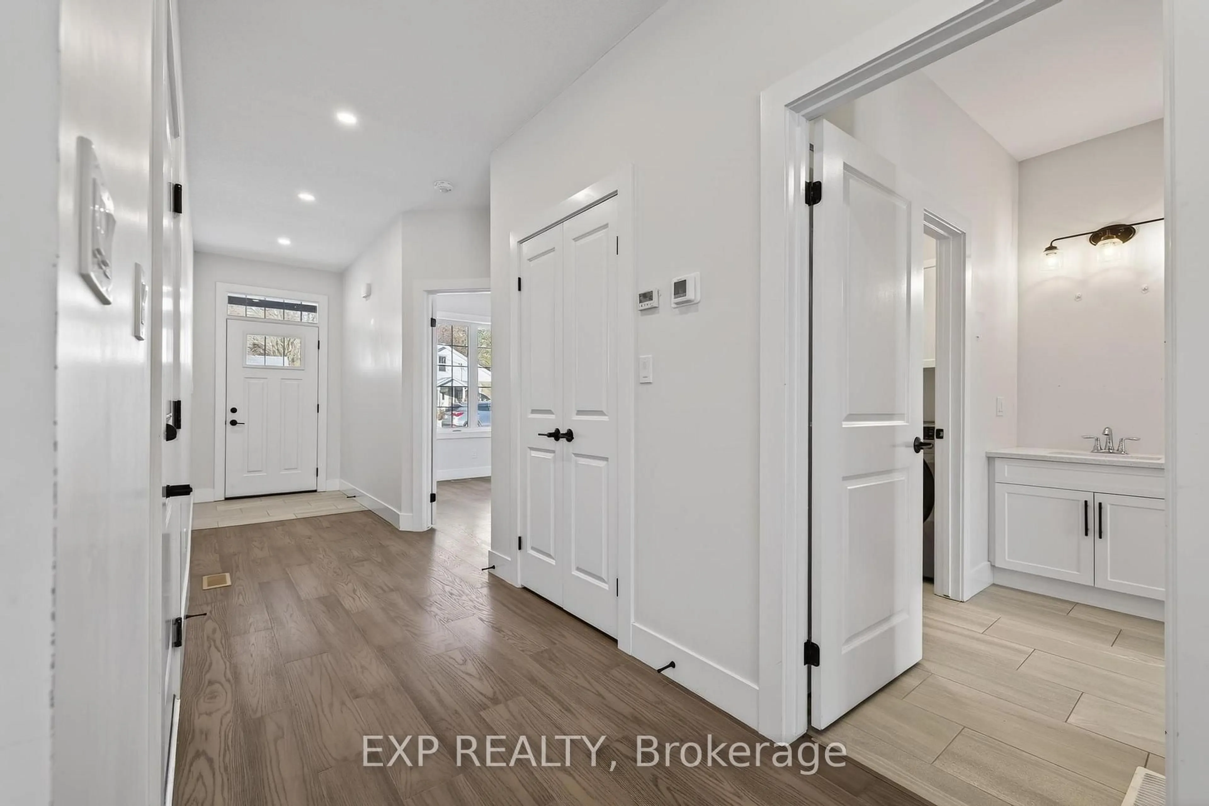 Indoor entryway for 7 South Court St, Norwich Ontario N0J 1P0