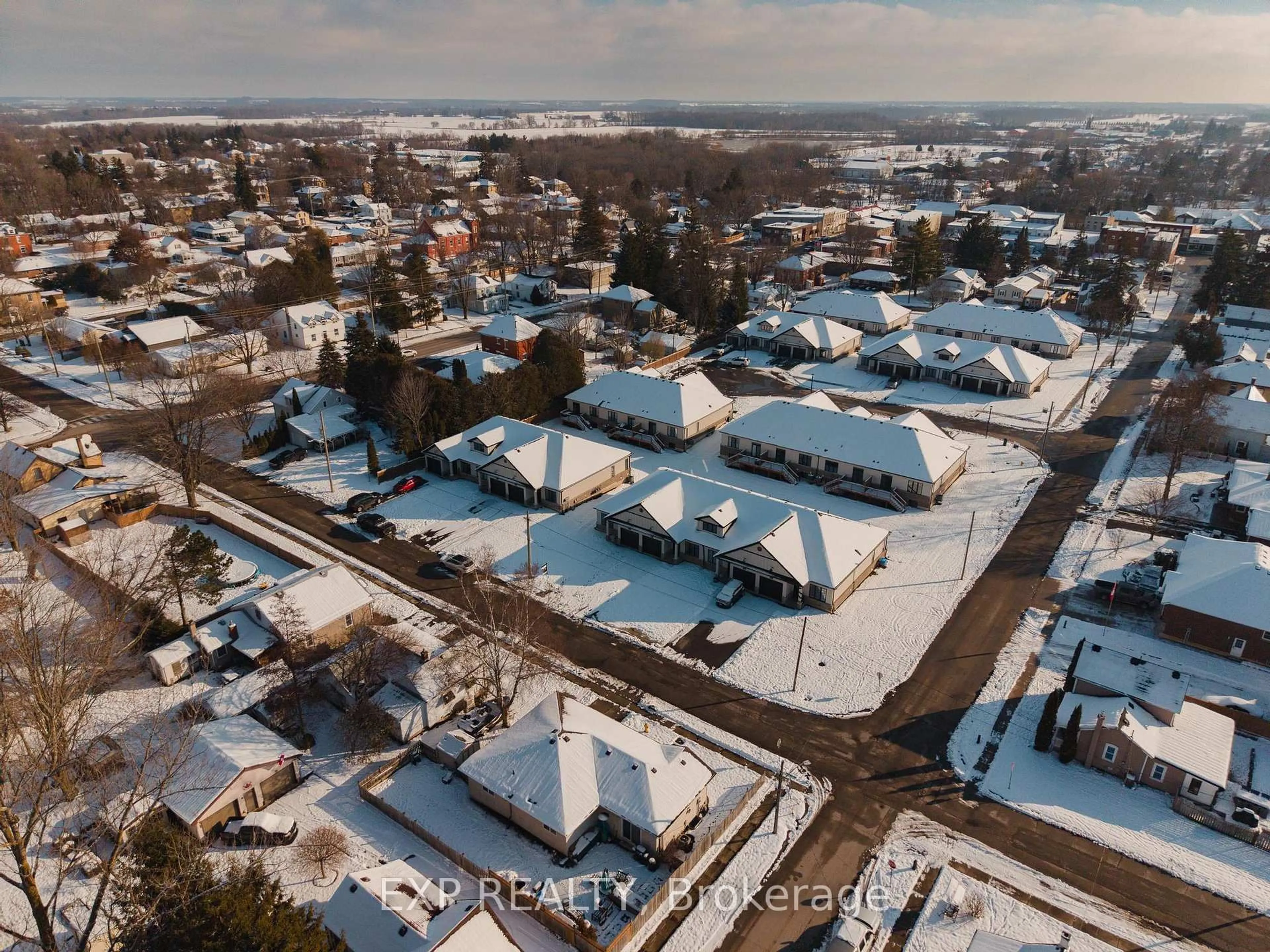 A pic from outside/outdoor area/front of a property/back of a property/a pic from drone, street for 7 South Court St, Norwich Ontario N0J 1P0