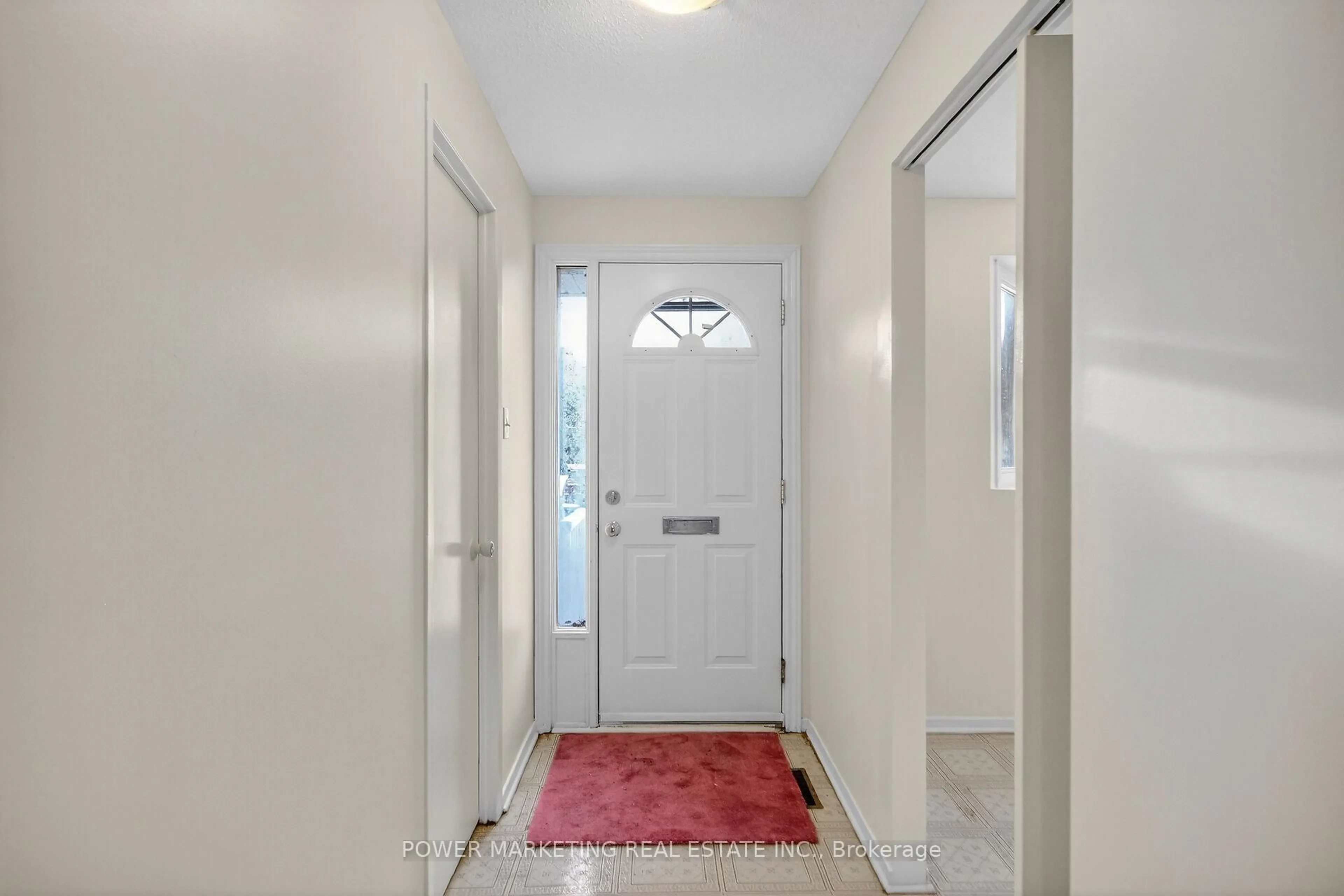 Indoor entryway for 1781 Lamoureux Dr #B, Ottawa Ontario K1E 2N5