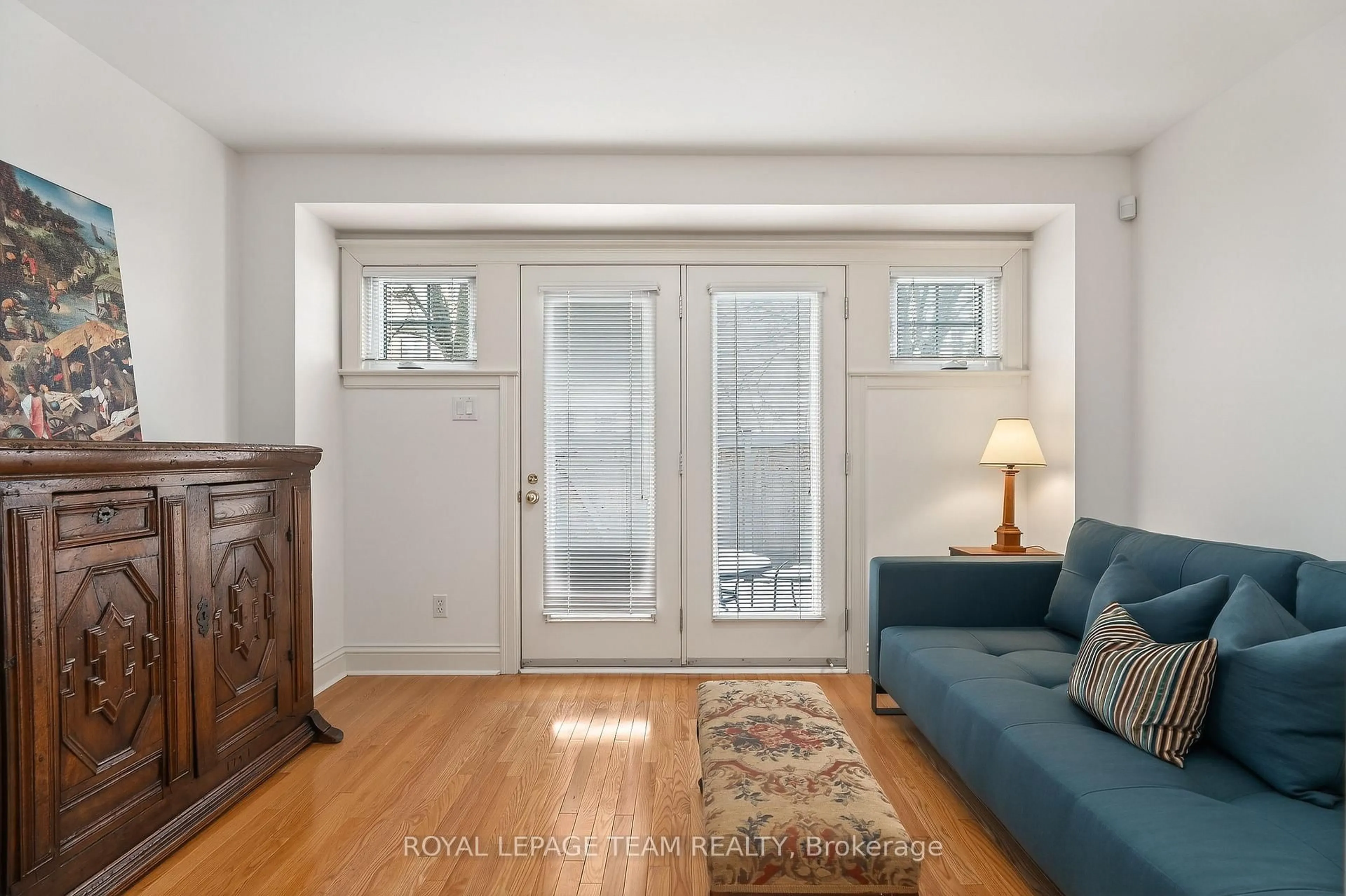 Indoor entryway for 207 First Ave, Ottawa Ontario K1S 2G5