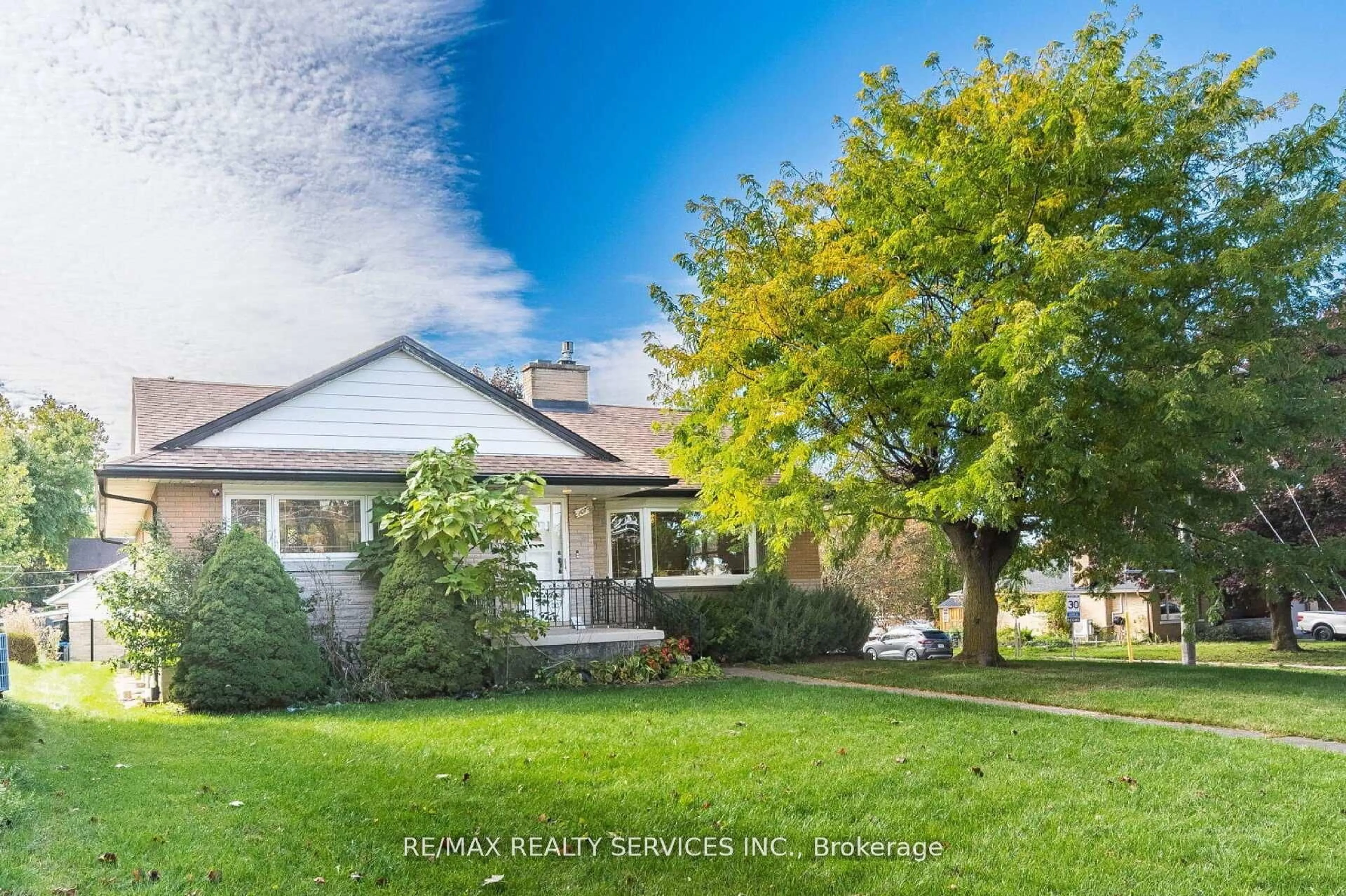 A pic from outside/outdoor area/front of a property/back of a property/a pic from drone, street for 107 Weber St, Waterloo Ontario N2J 2A4