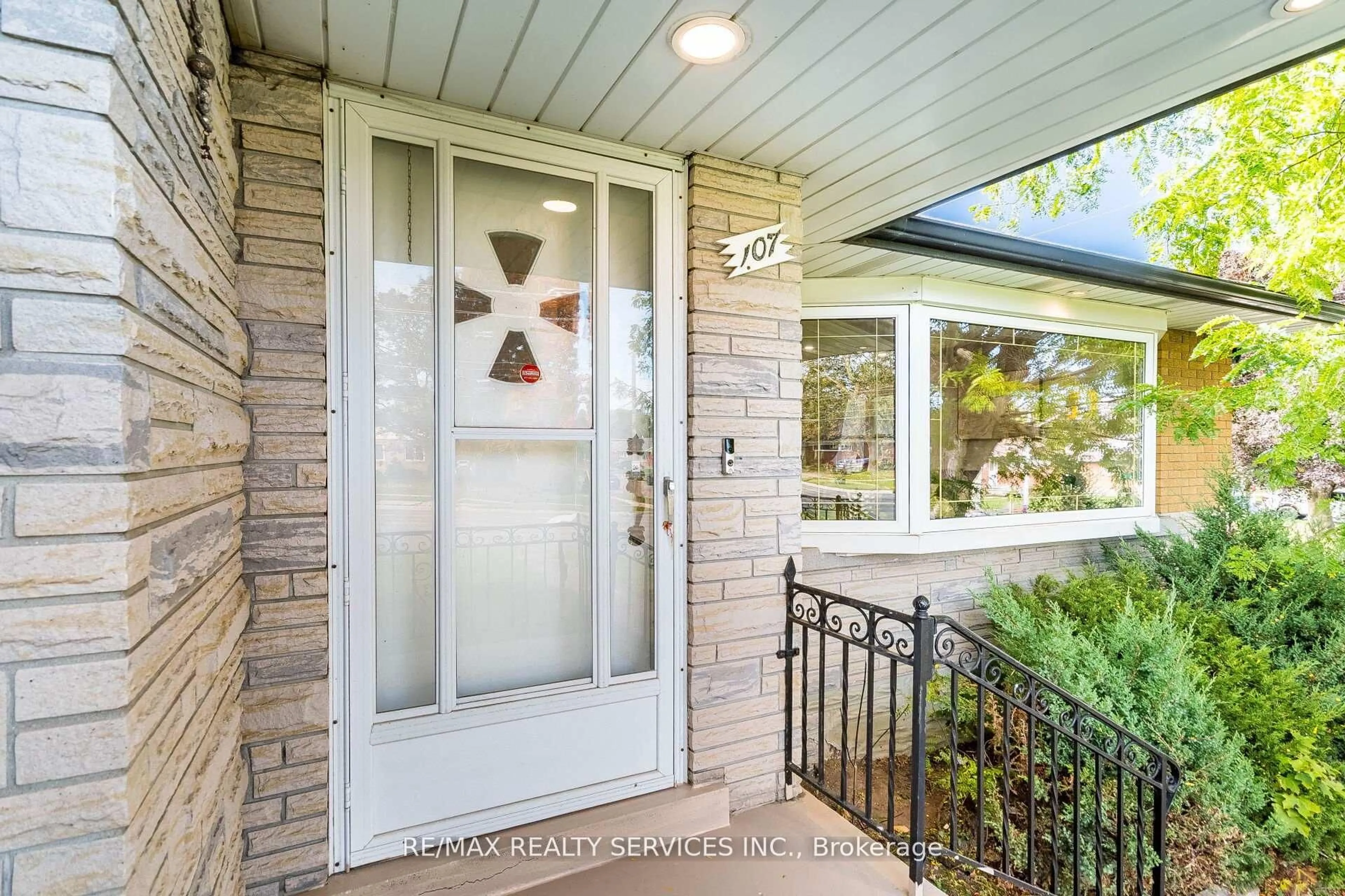 Indoor entryway for 107 Weber St, Waterloo Ontario N2J 2A4