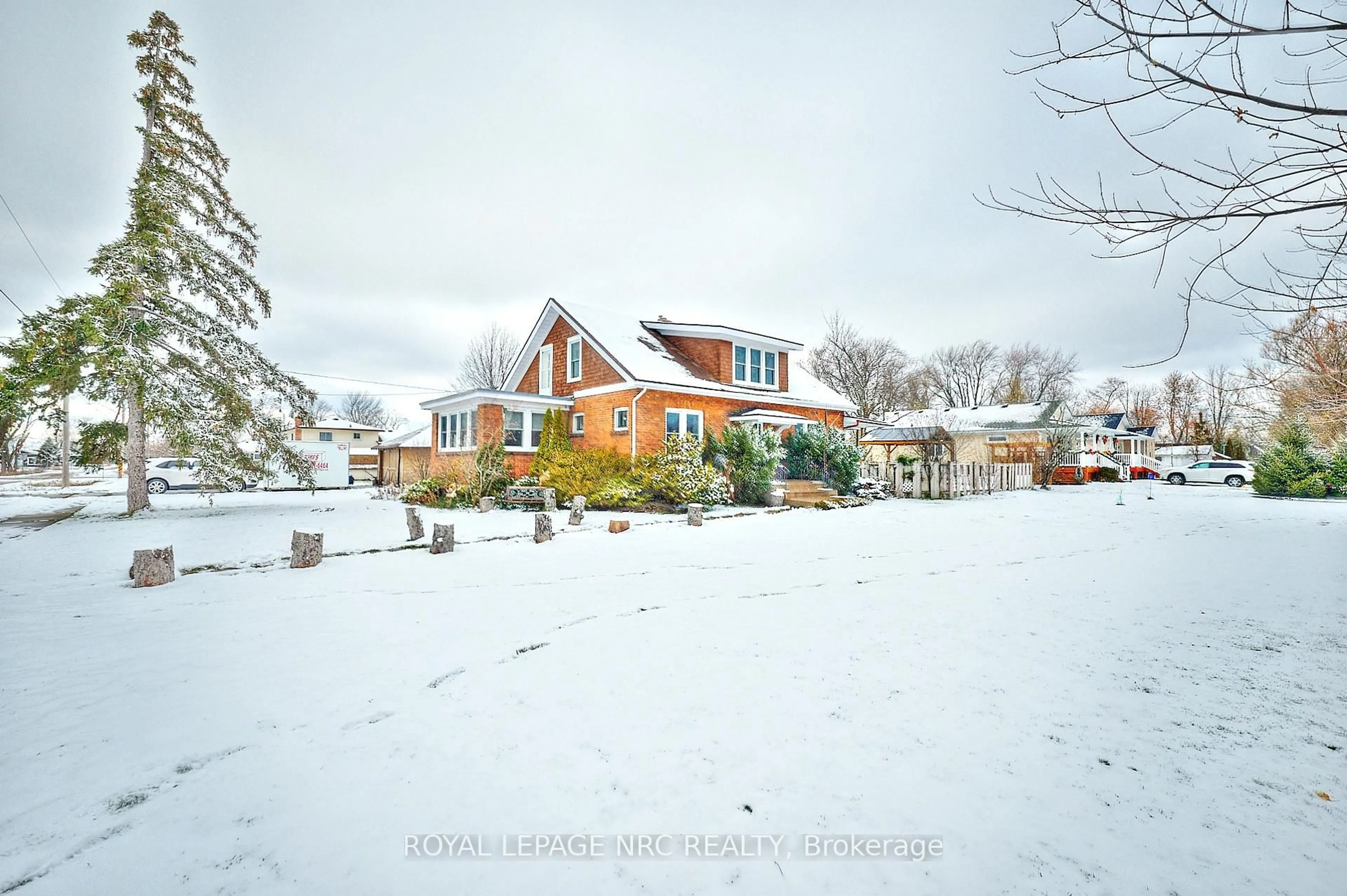 A pic from outside/outdoor area/front of a property/back of a property/a pic from drone, street for 517 CRESCENT Rd, Fort Erie Ontario L2A 4R1