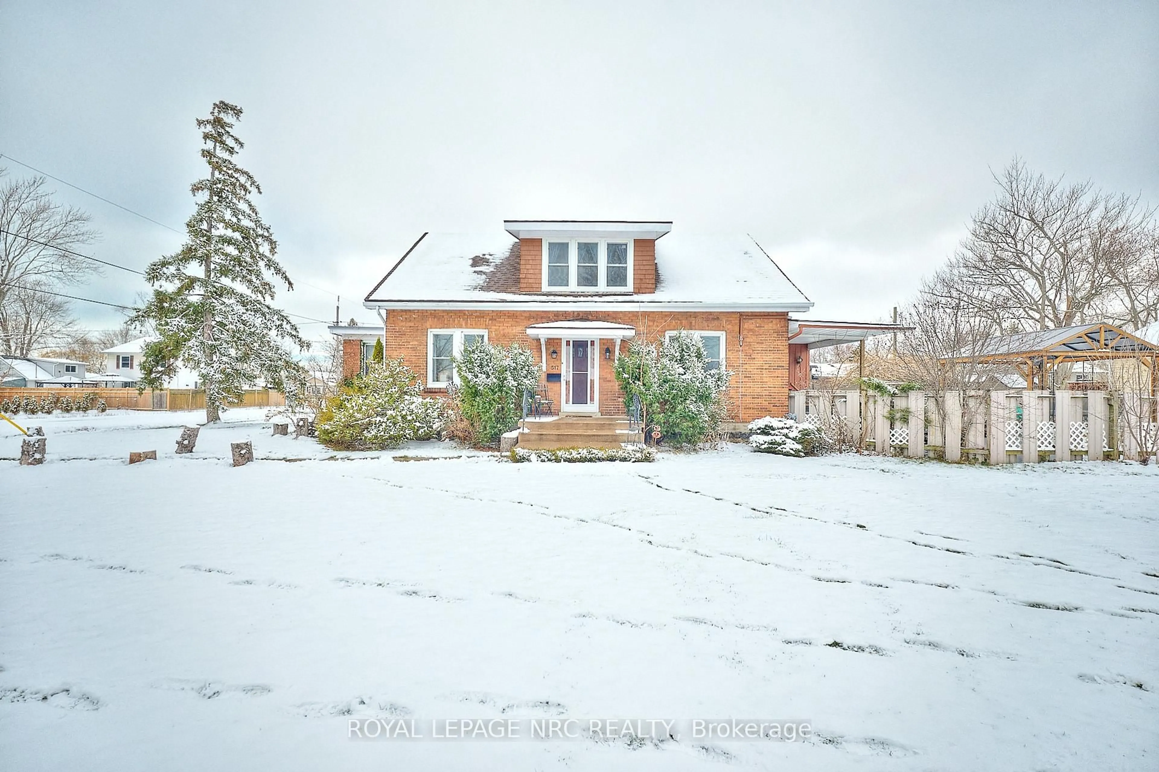 A pic from outside/outdoor area/front of a property/back of a property/a pic from drone, street for 517 CRESCENT Rd, Fort Erie Ontario L2A 4R1