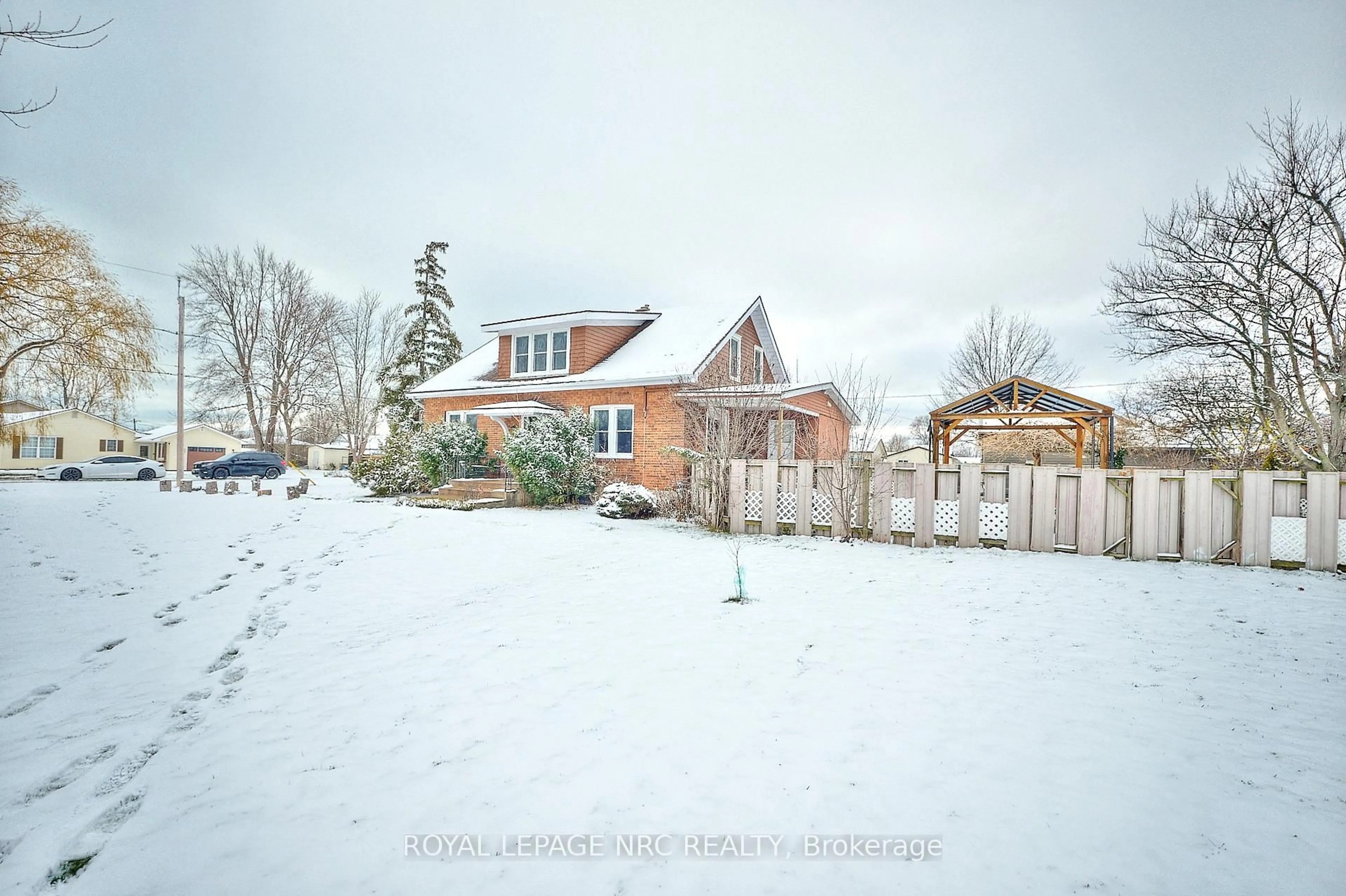 A pic from outside/outdoor area/front of a property/back of a property/a pic from drone, street for 517 CRESCENT Rd, Fort Erie Ontario L2A 4R1