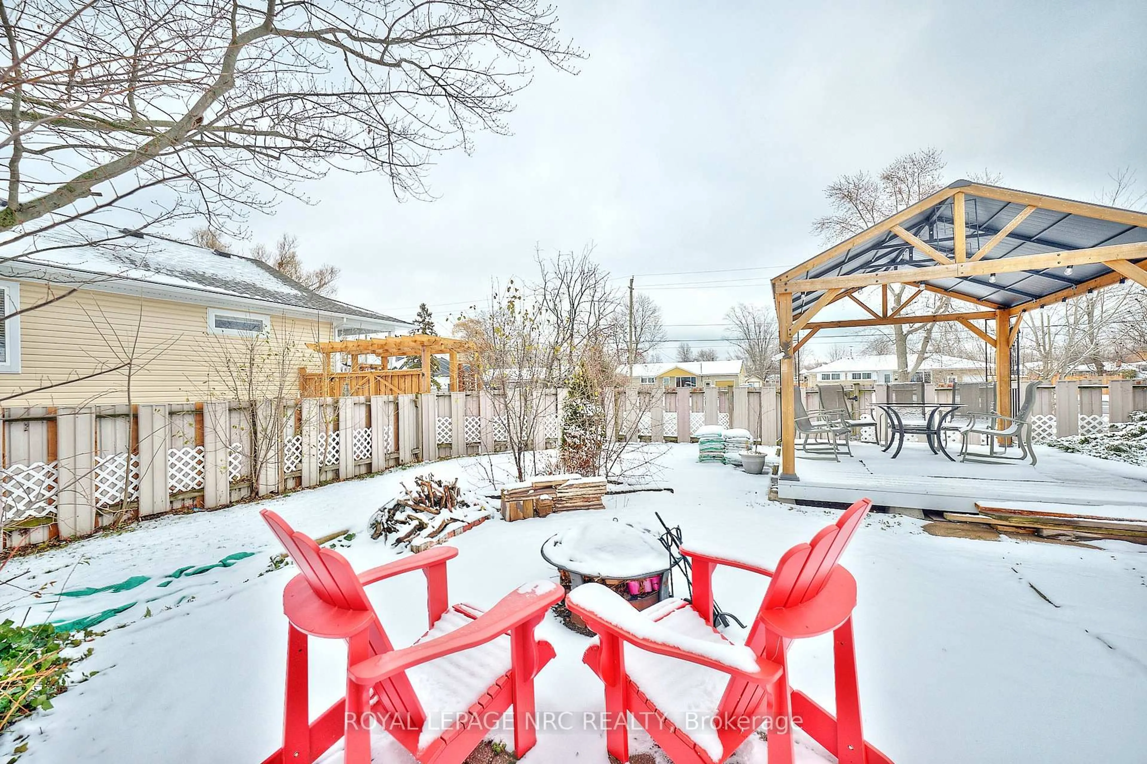 Patio, street for 517 CRESCENT Rd, Fort Erie Ontario L2A 4R1