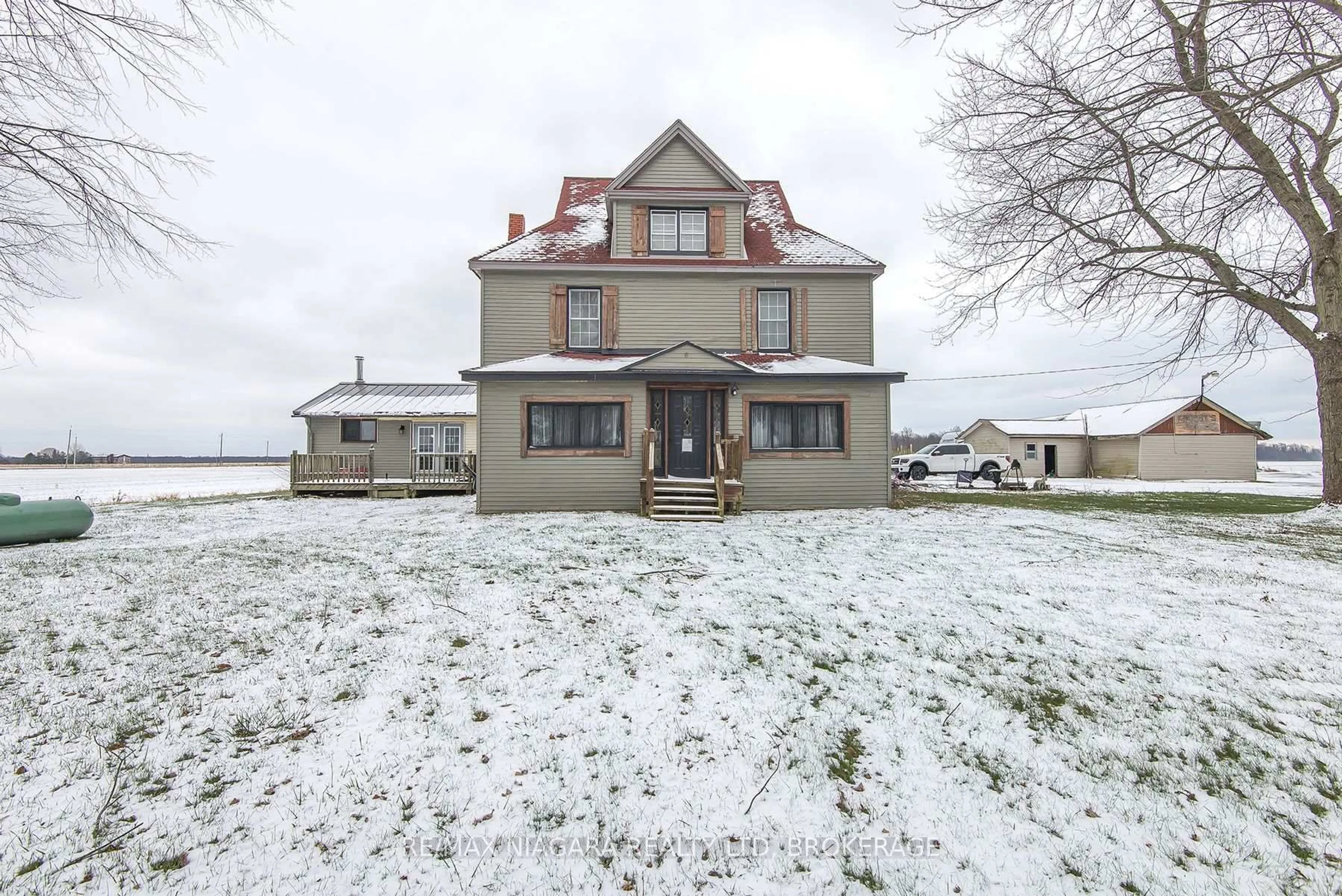 A pic from outside/outdoor area/front of a property/back of a property/a pic from drone, building for 1937 Brookfield Rd, Port Colborne Ontario L3K 5V3